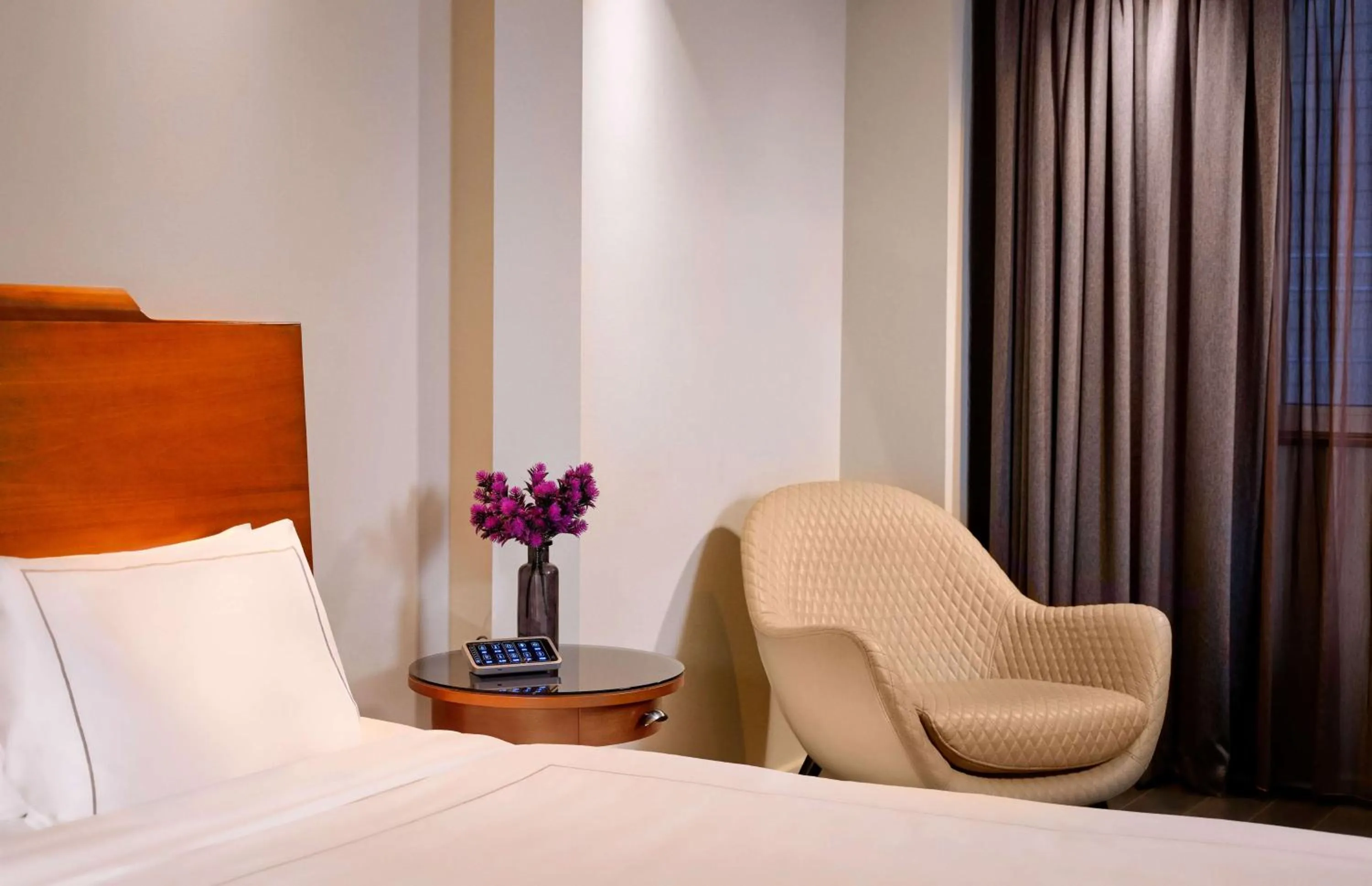 Bedroom, Bed in Park Plaza Victoria London