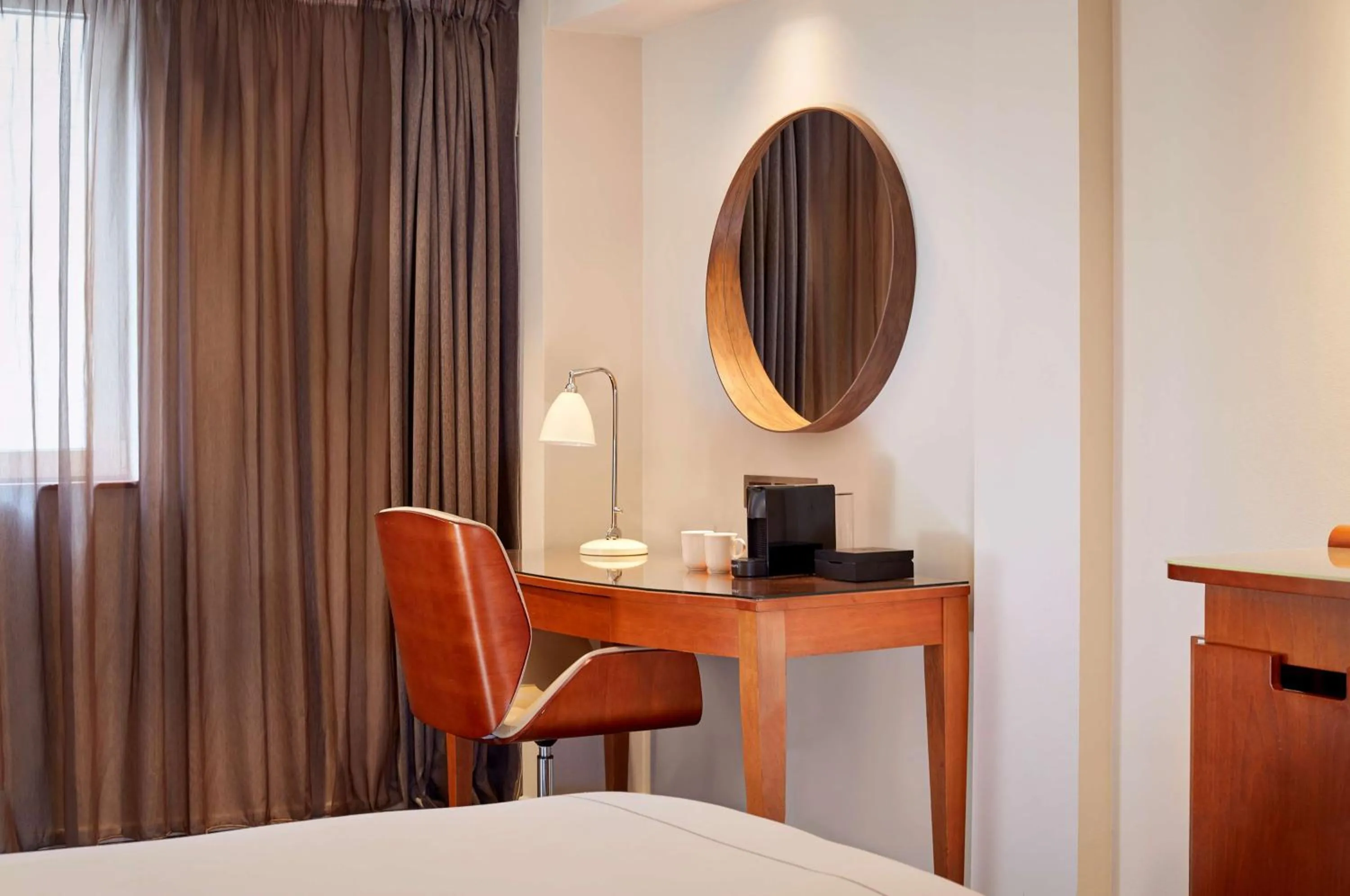 Bedroom, Bed in Park Plaza Victoria London