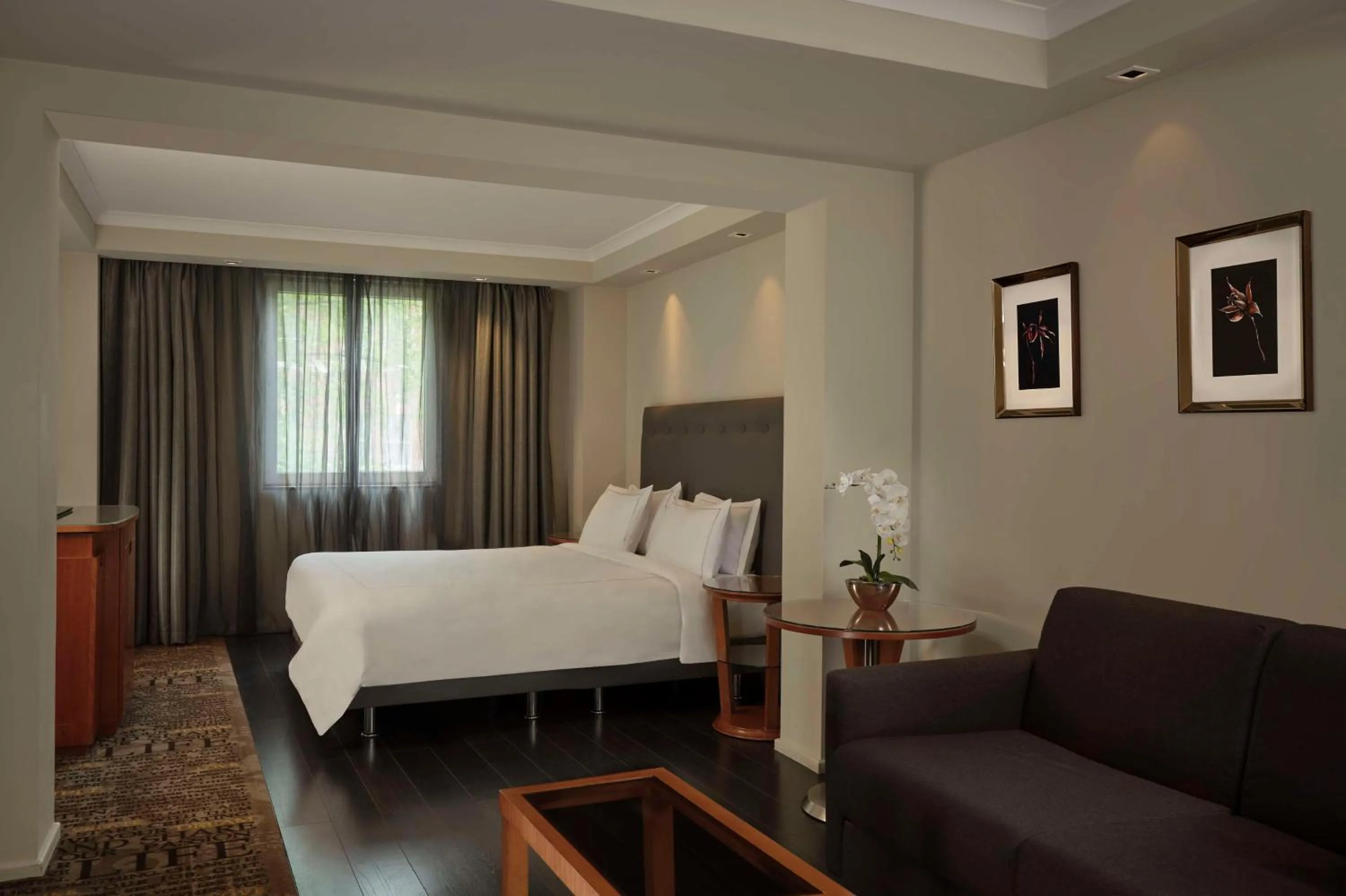 Bedroom, Bed in Park Plaza Victoria London