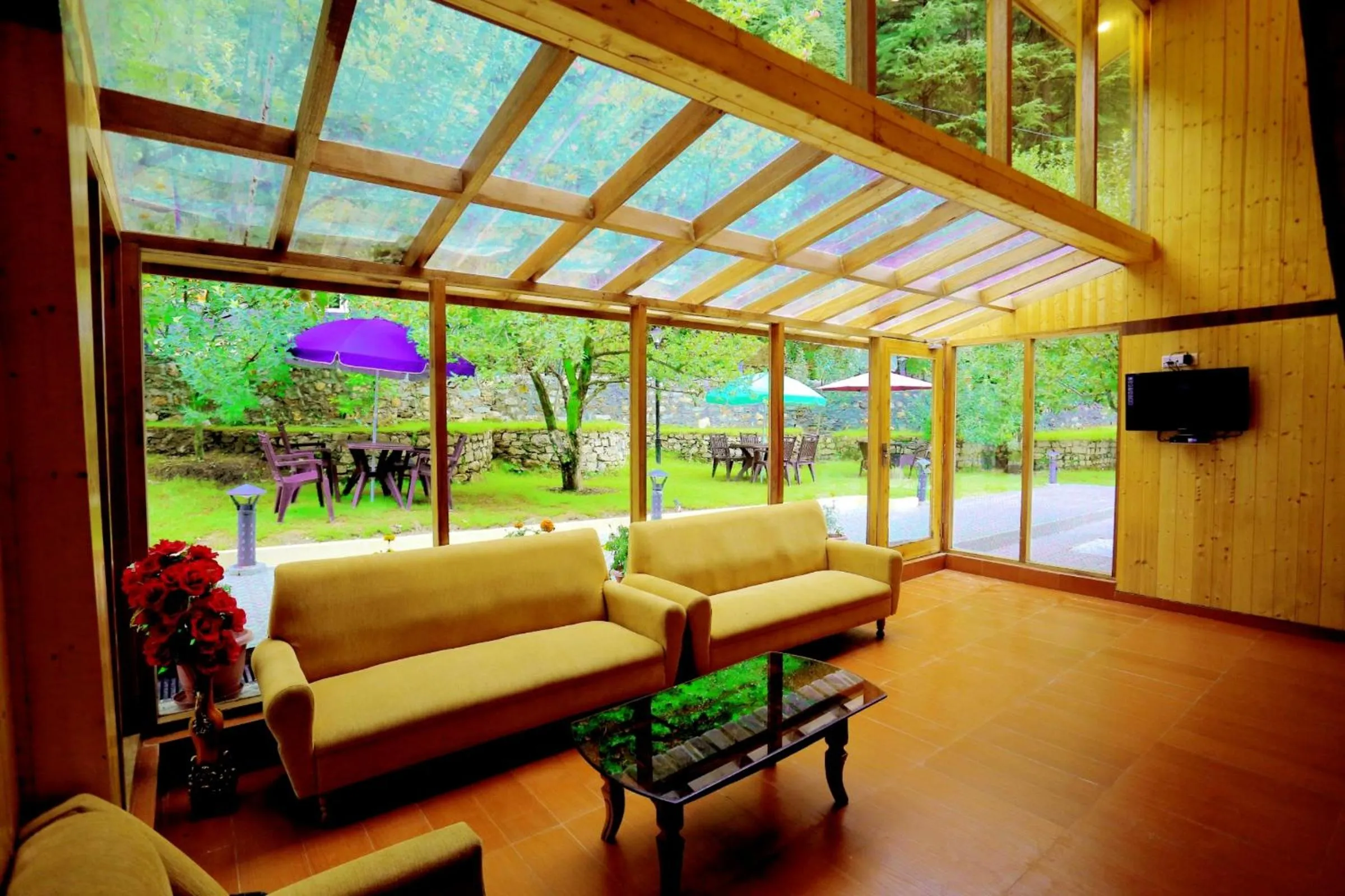 Lounge or bar in Amara Resorts Manali