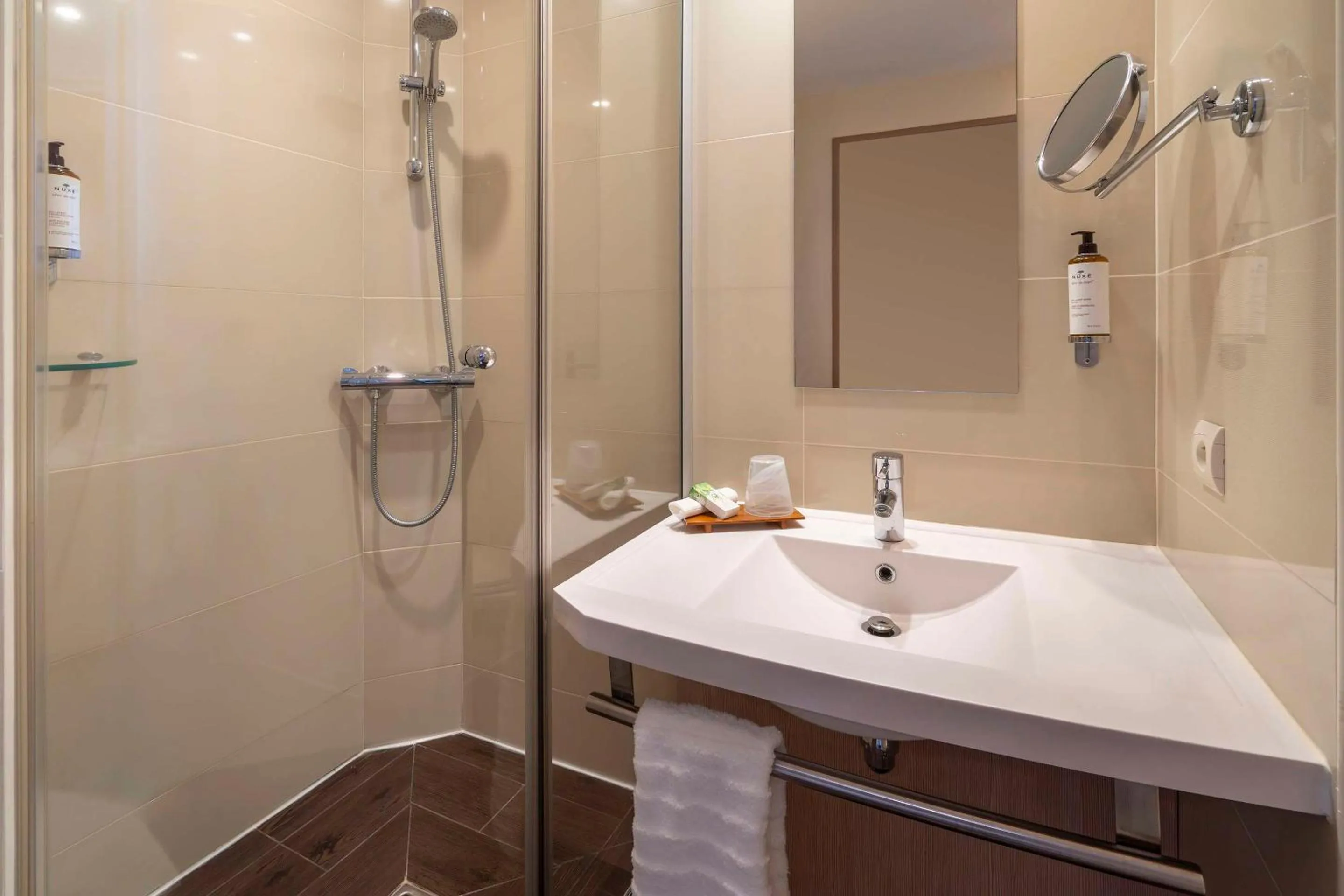 Bathroom in Best Western Plus Hôtel Colbert