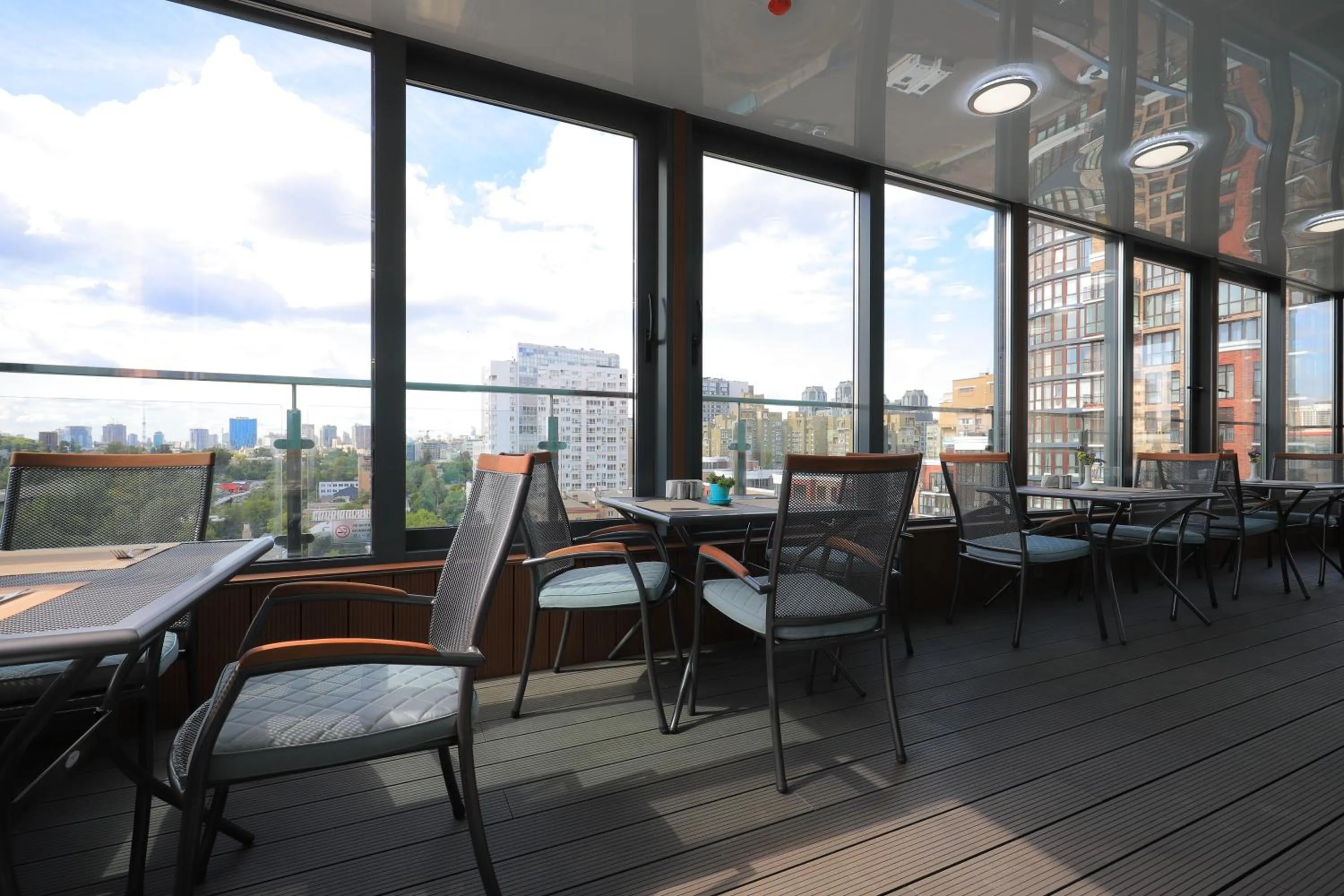 Restaurant/places to eat in Raziotel Kyiv Yamska