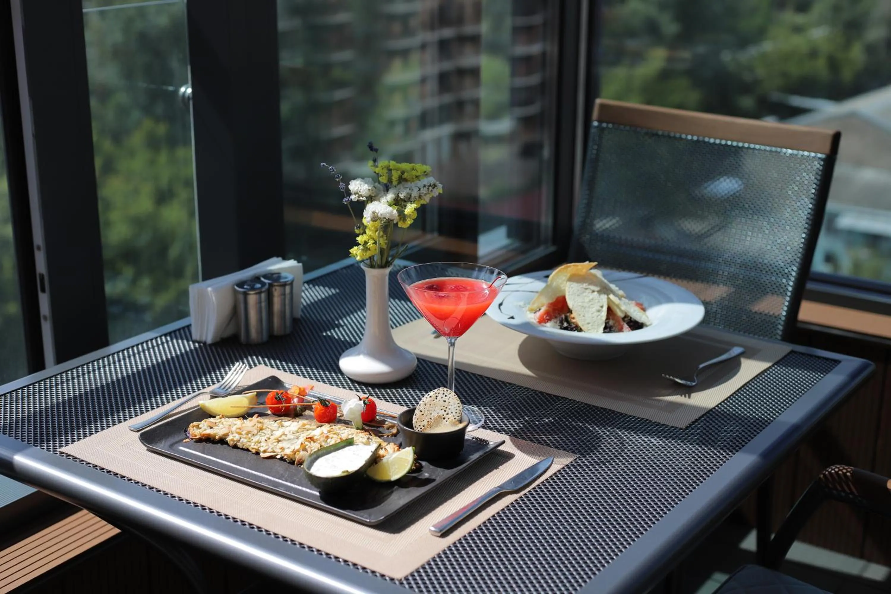 Restaurant/places to eat in Raziotel Kyiv Yamska