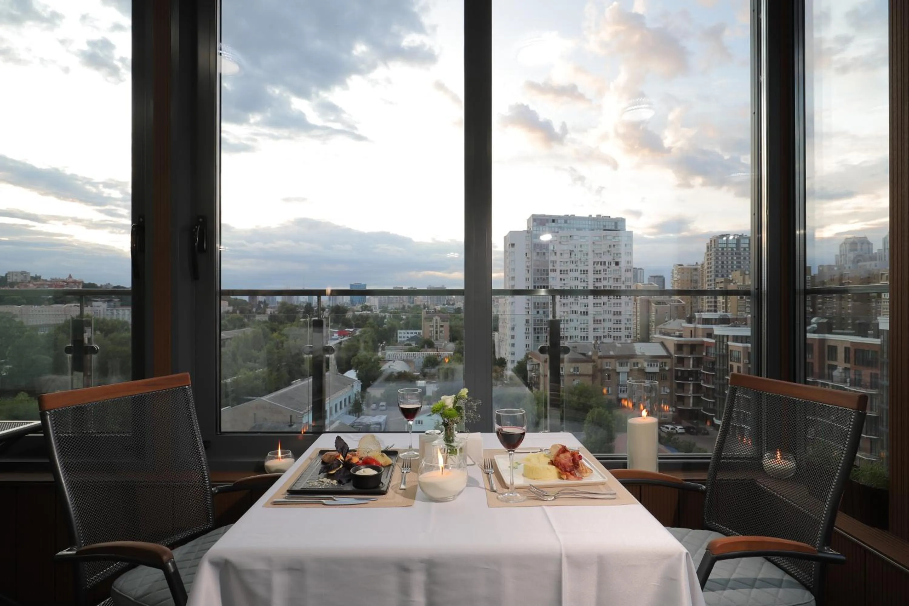 Restaurant/places to eat in Raziotel Kyiv Yamska