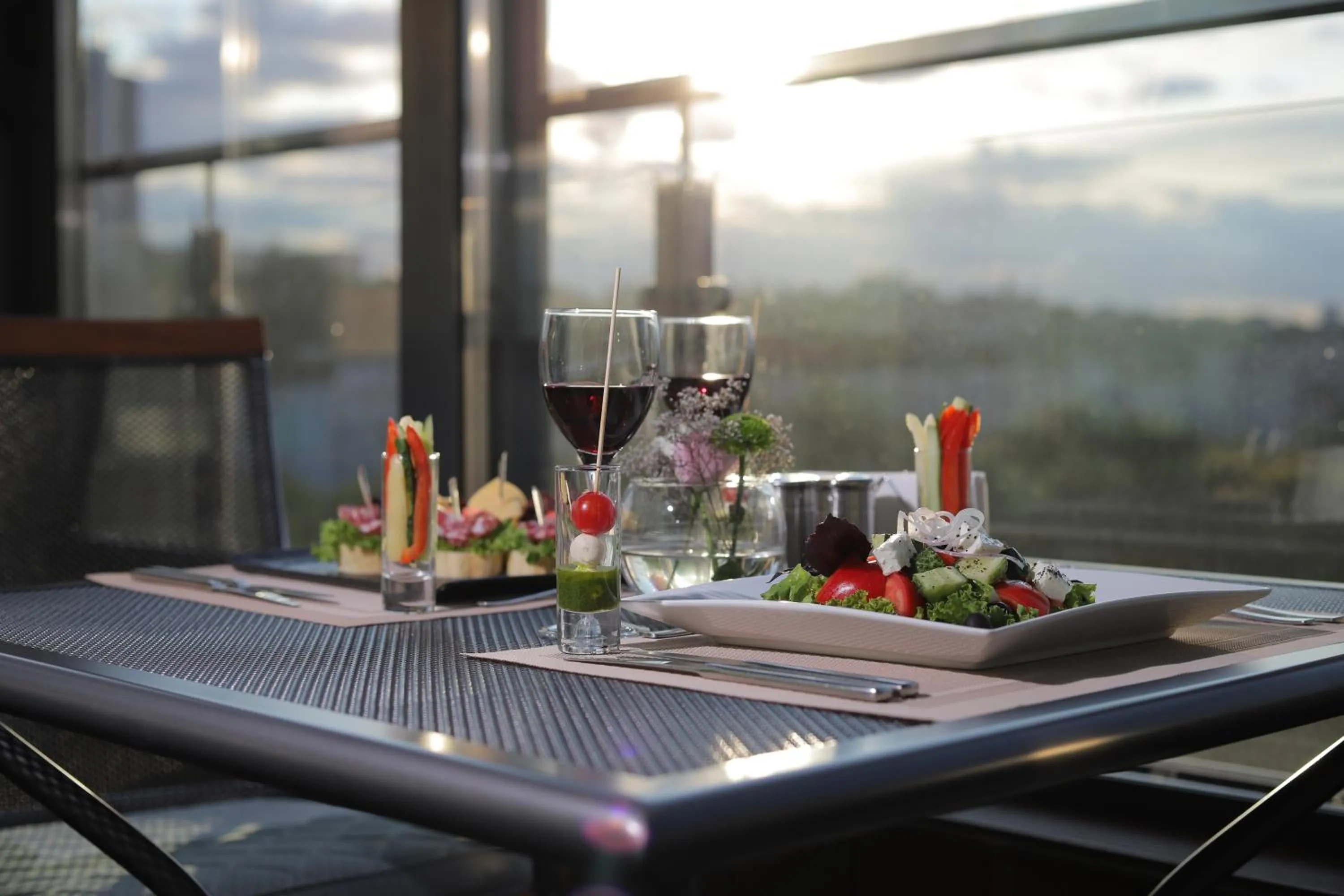 Restaurant/places to eat in Raziotel Kyiv Yamska