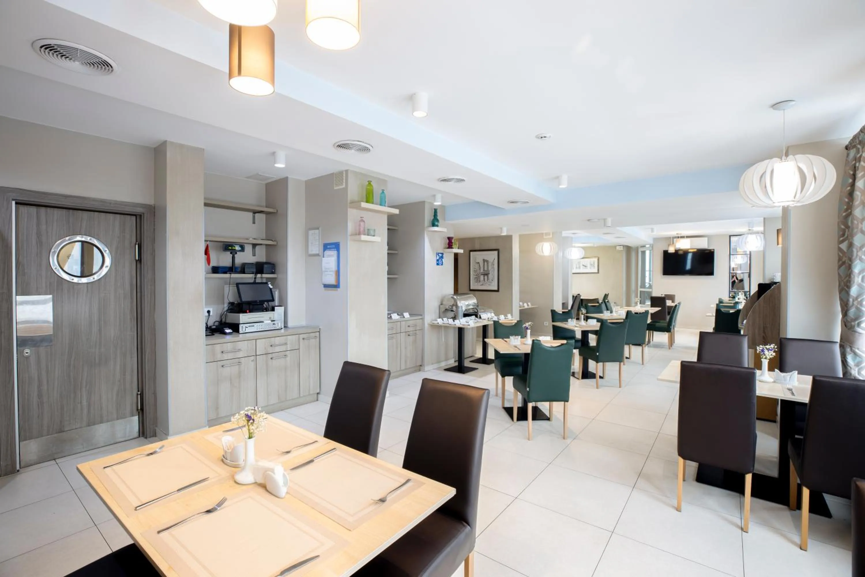 Restaurant/places to eat in Raziotel Kyiv Yamska