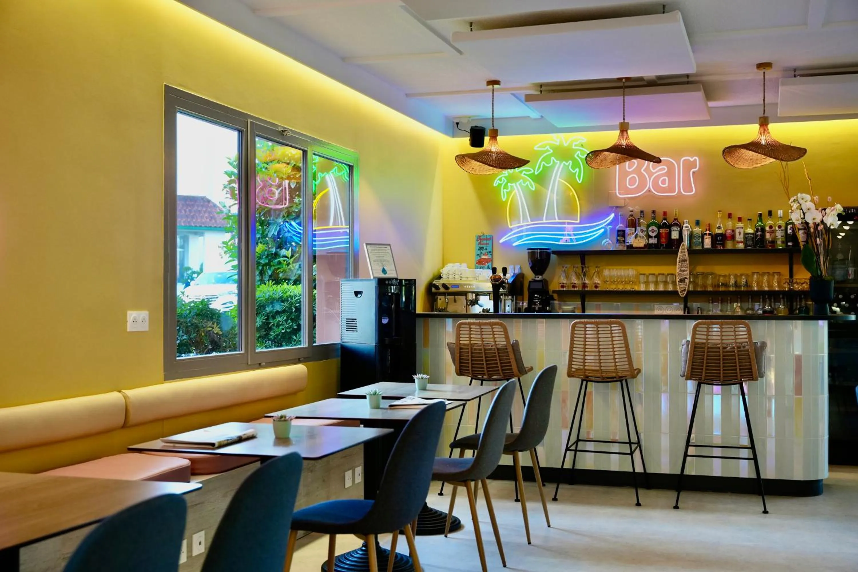 Lounge or bar in Sure Hotel by Best Western Biarritz Aeroport