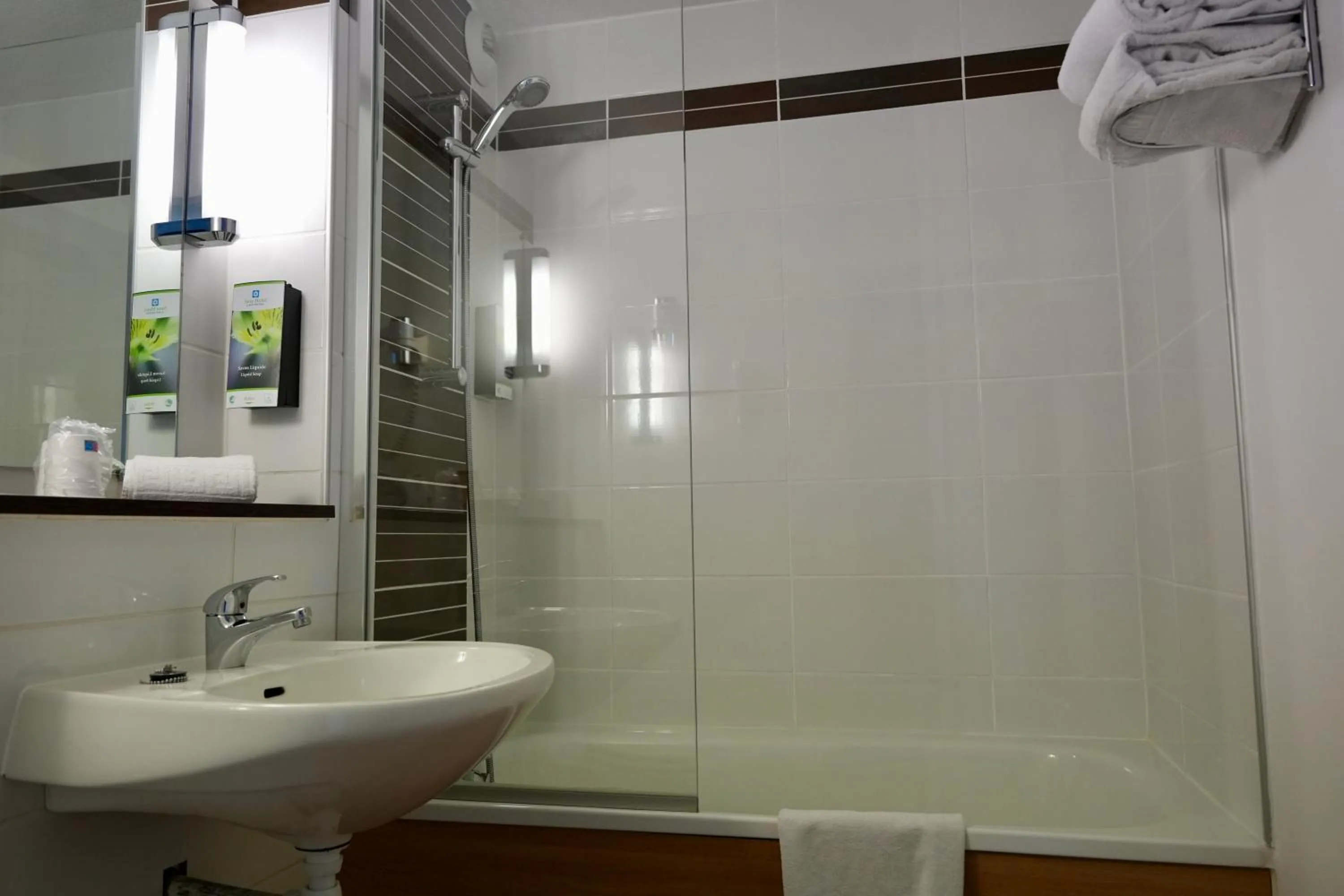 Shower in Sure Hotel by Best Western Biarritz Aeroport