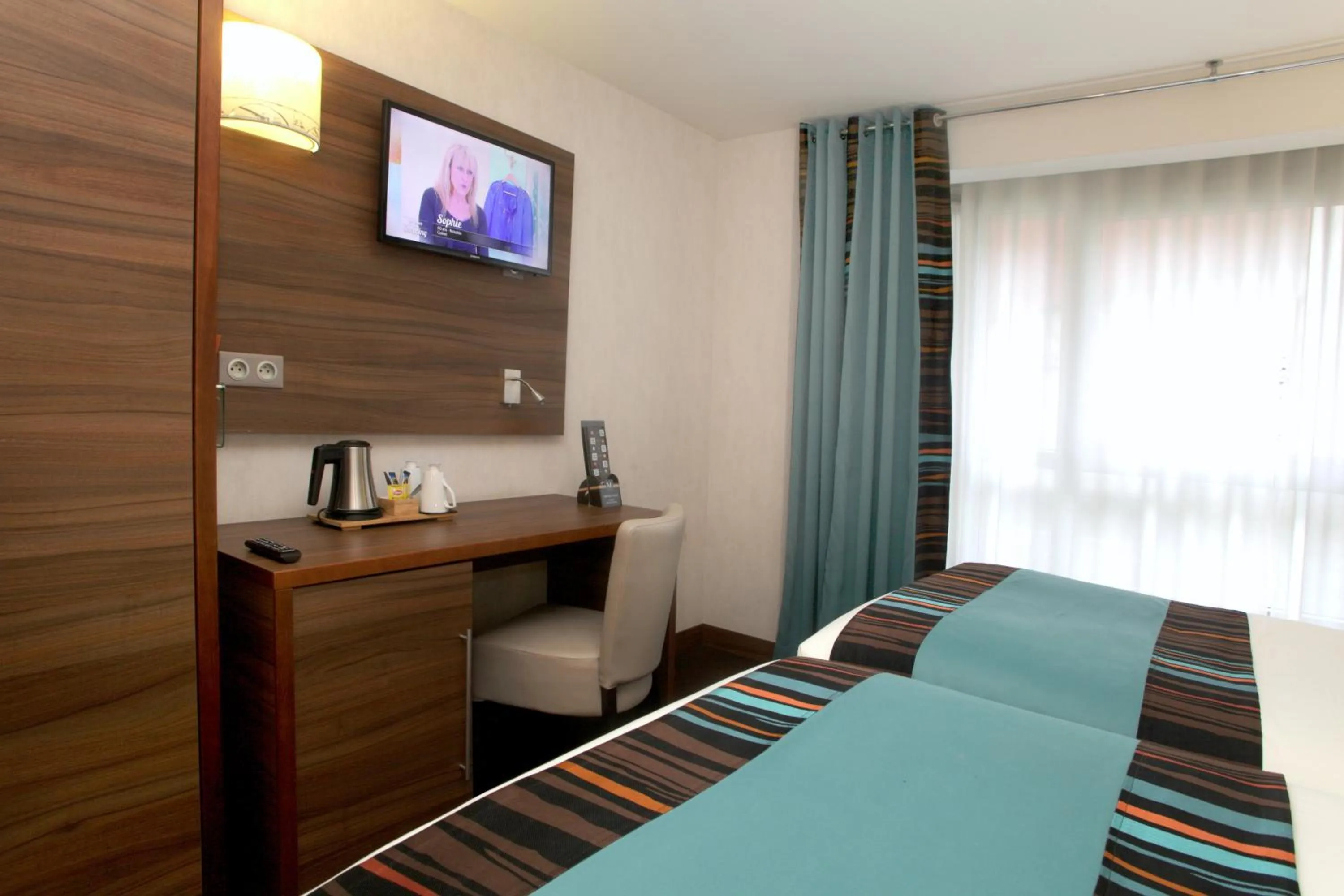 Photo of the whole room, Bed in Holiday Inn Paris Montmartre by IHG