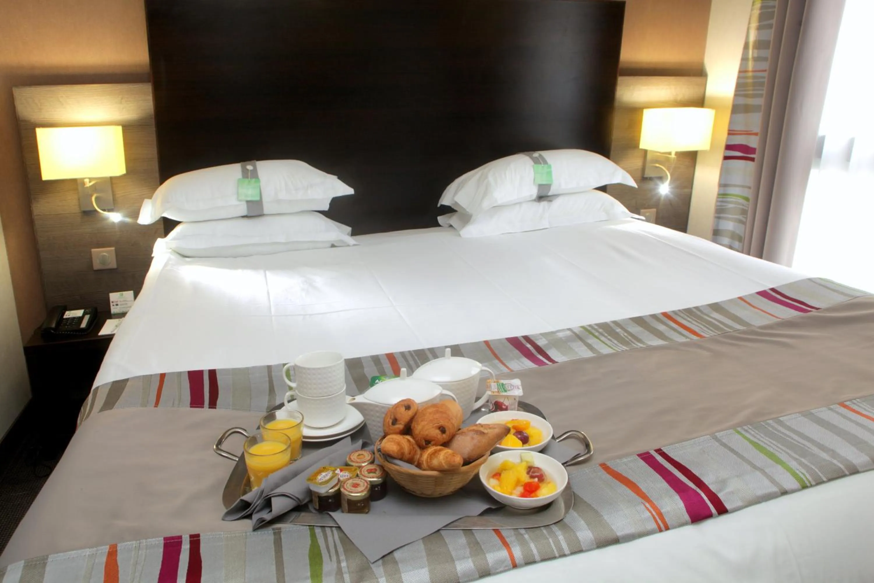 Photo of the whole room, Bed in Holiday Inn Paris Montmartre by IHG