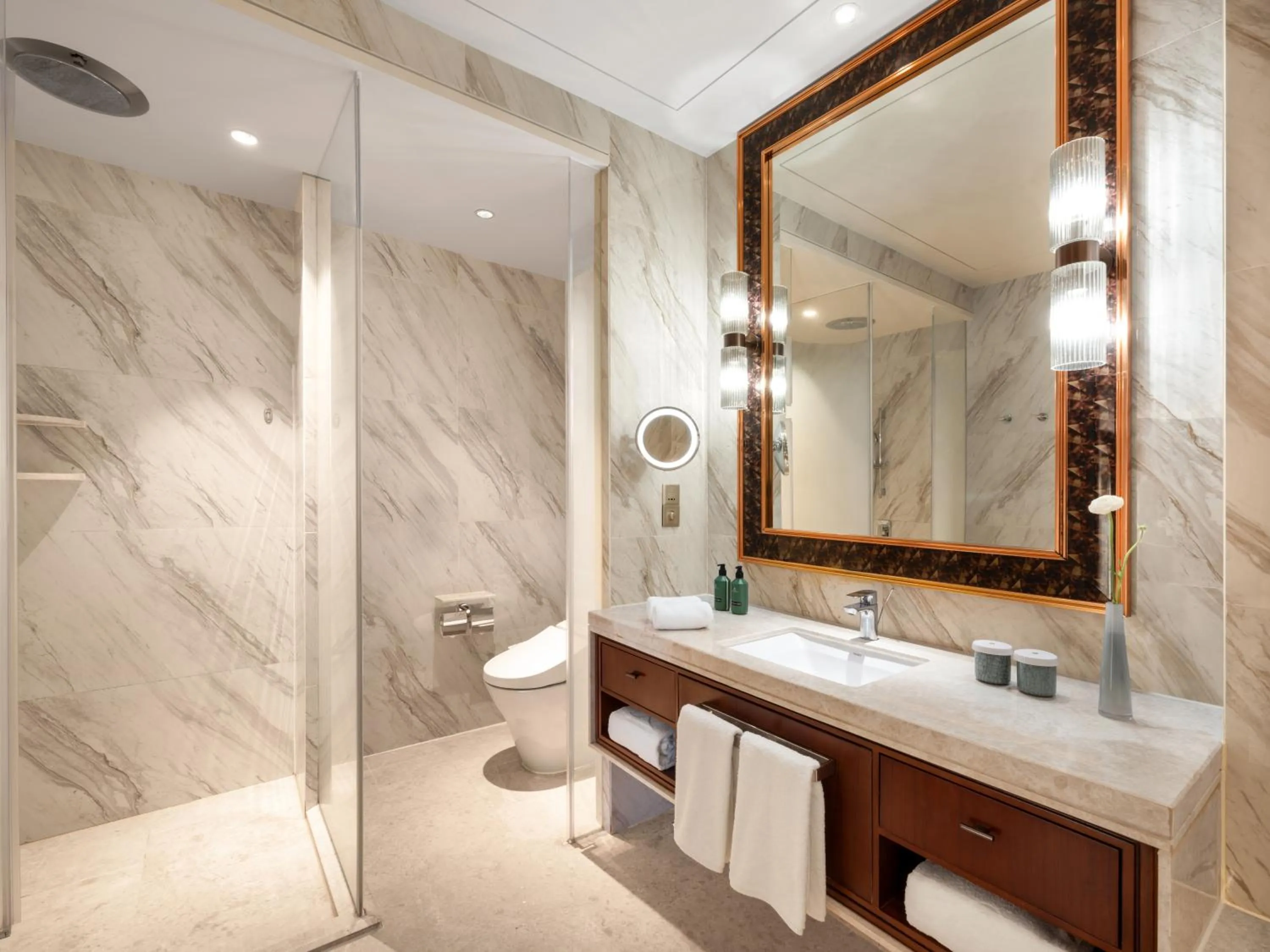 Bathroom in Shangri-La Yiwu - 3 Min To The Mall, Free Coffee At Lobby