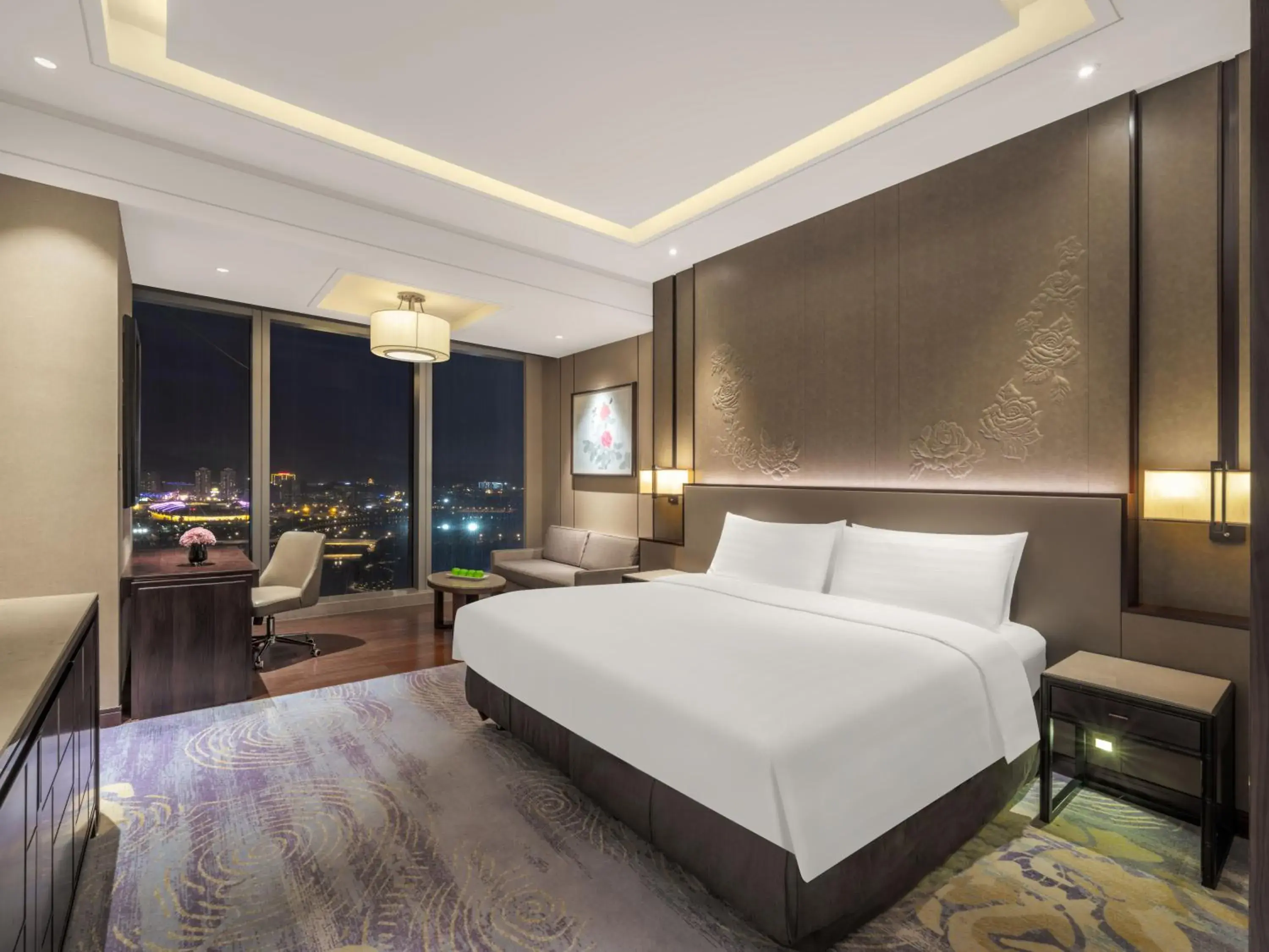 Deluxe River View King Room in Shangri-La Yiwu - 3 Min To The Mall, Free Coffee At Lobby Deluxe River View King Room in Shangri-La Yiwu - 3 Min To The Mall, Free Coffee At Lobby