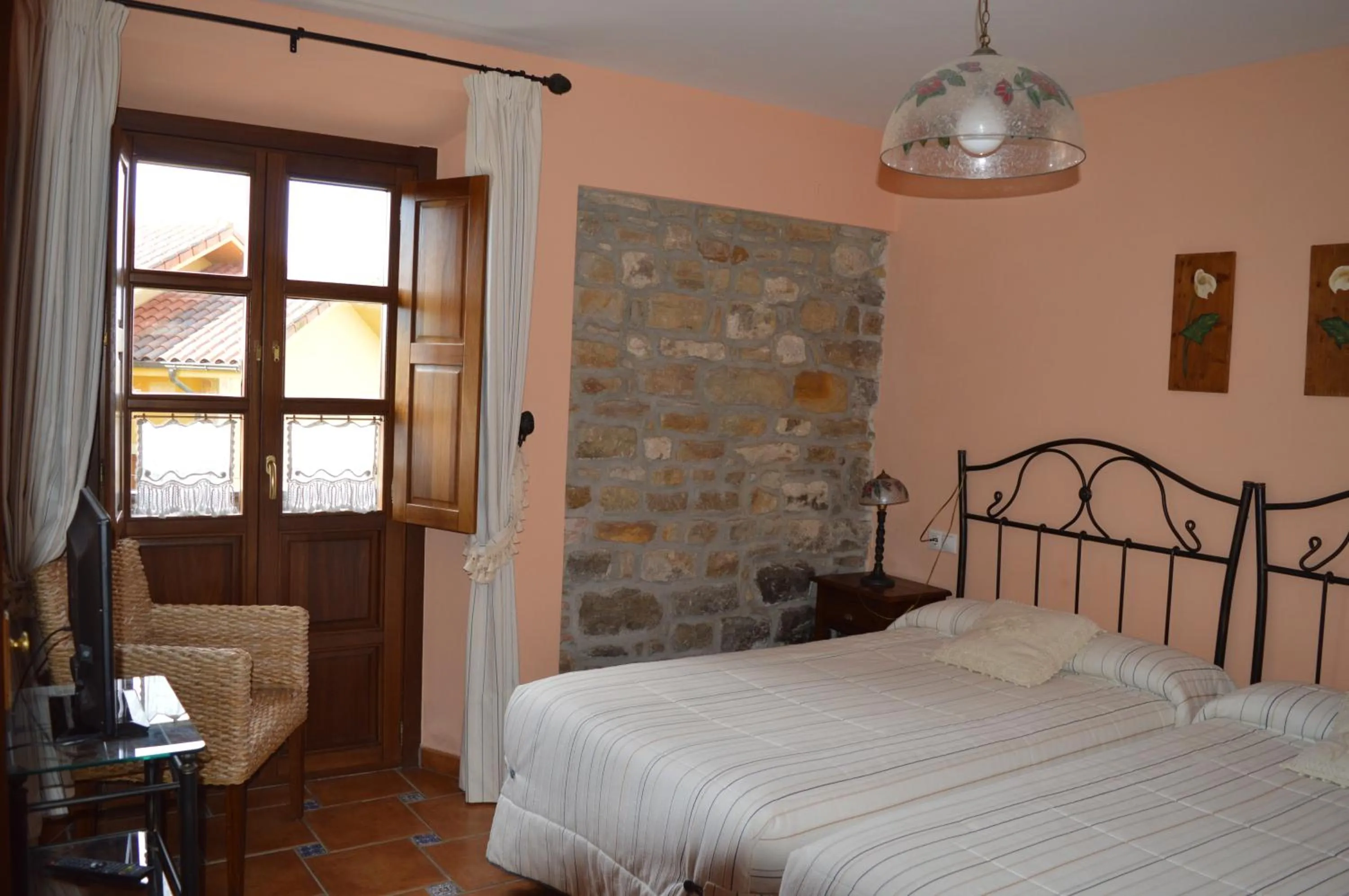 Photo of the whole room in La Casona de Quintes