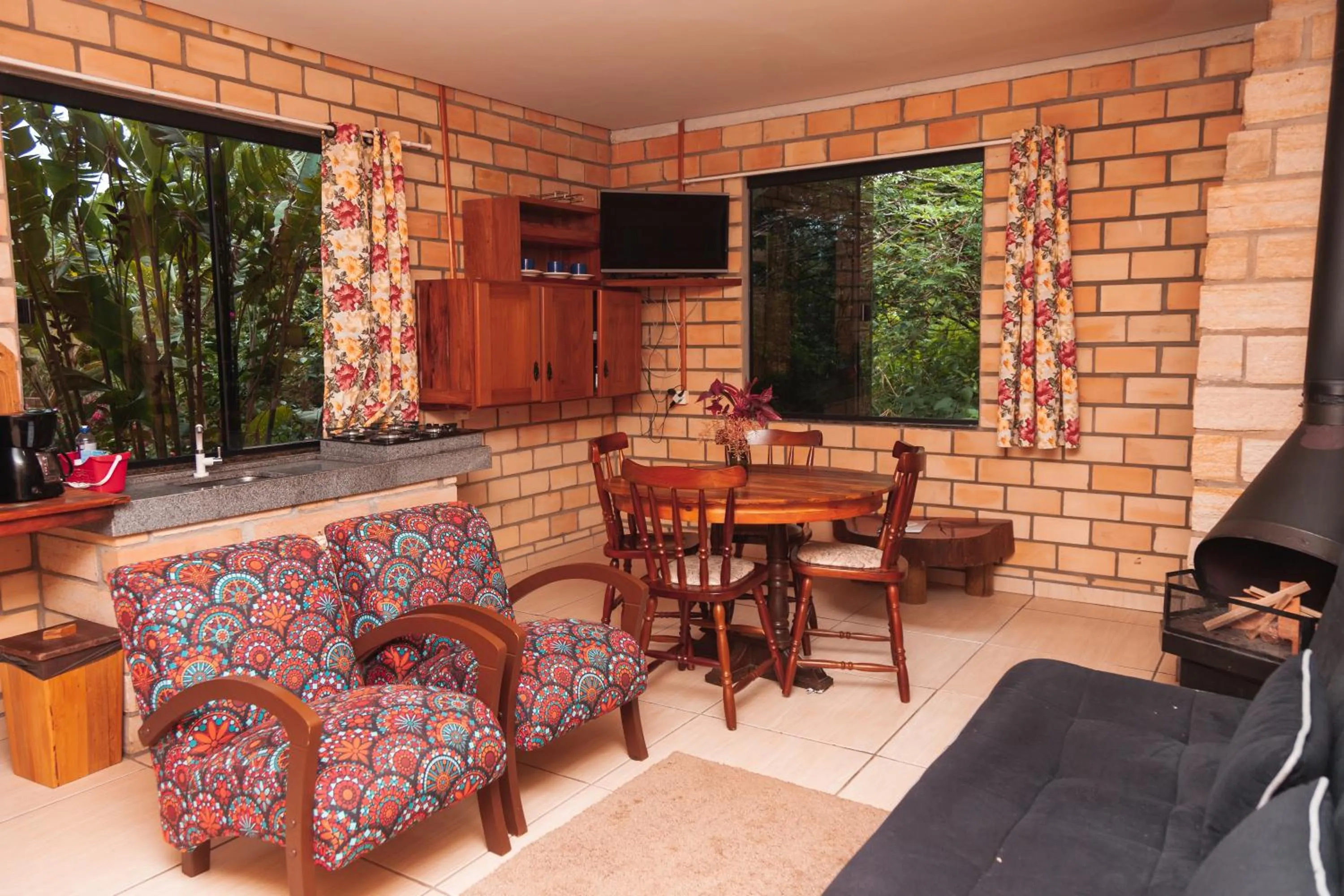 Communal lounge/ TV room in Pousada Água dos Canyons