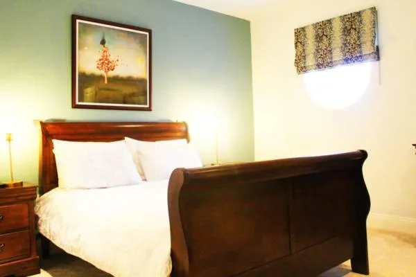 Bedroom, Seating Area in Castledale