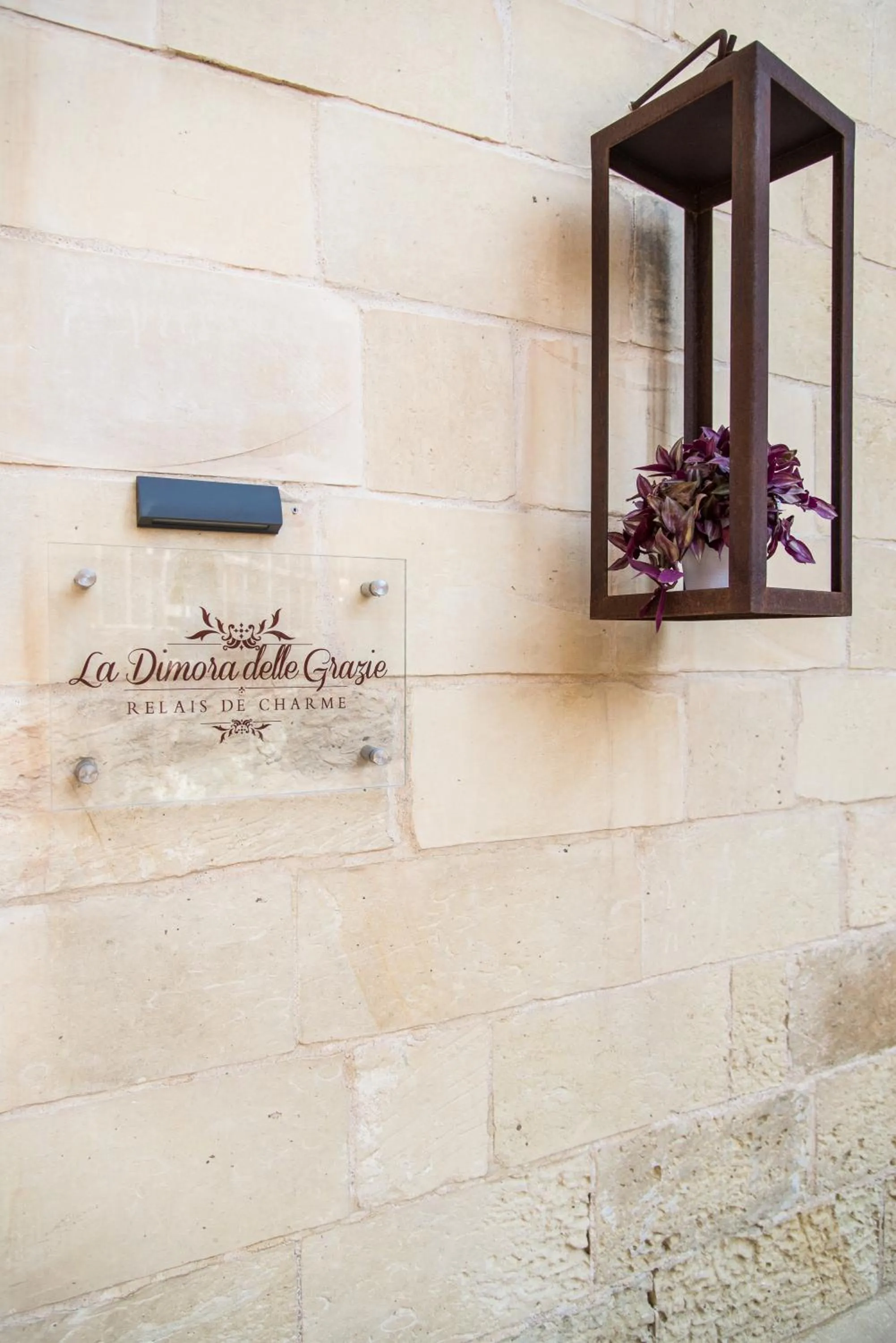 Text overlay in La Dimora delle Grazie