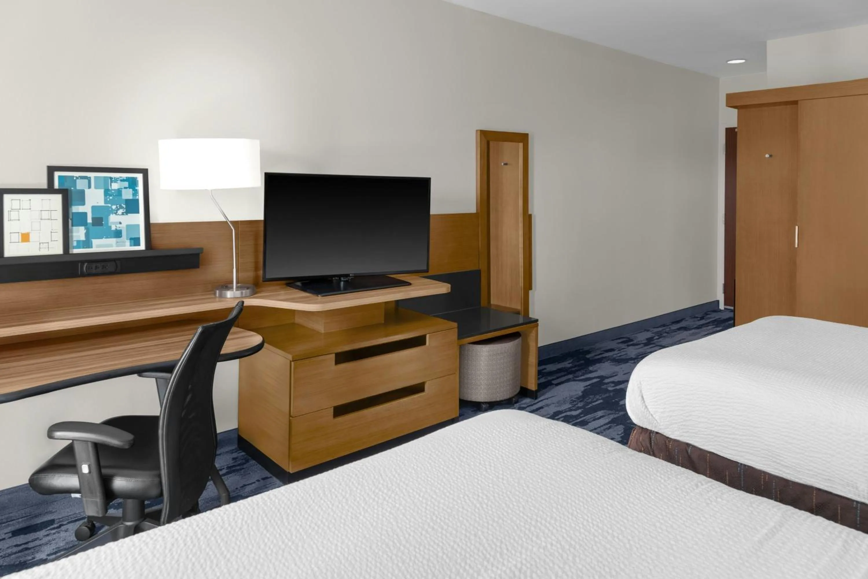 Photo of the whole room, Bed in Fairfield Inn & Suites by Marriott Atlanta Acworth