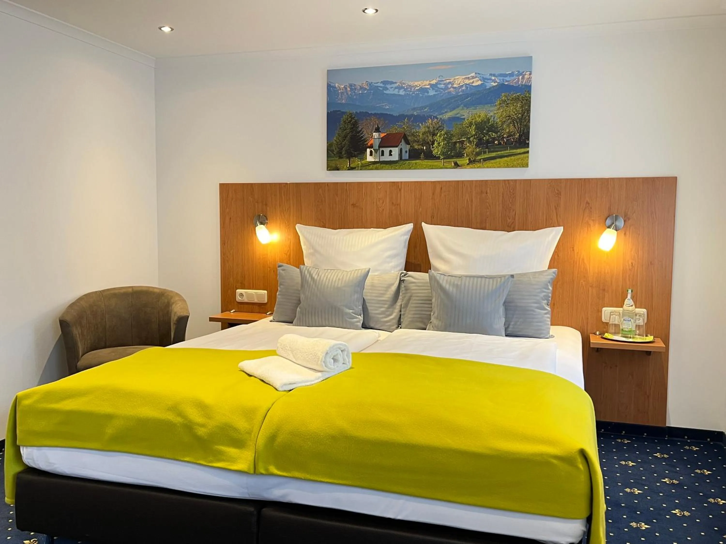 Photo of the whole room, Bed in Hotel Post - regionales großes Frühstücksbuffet - auch GF & LF