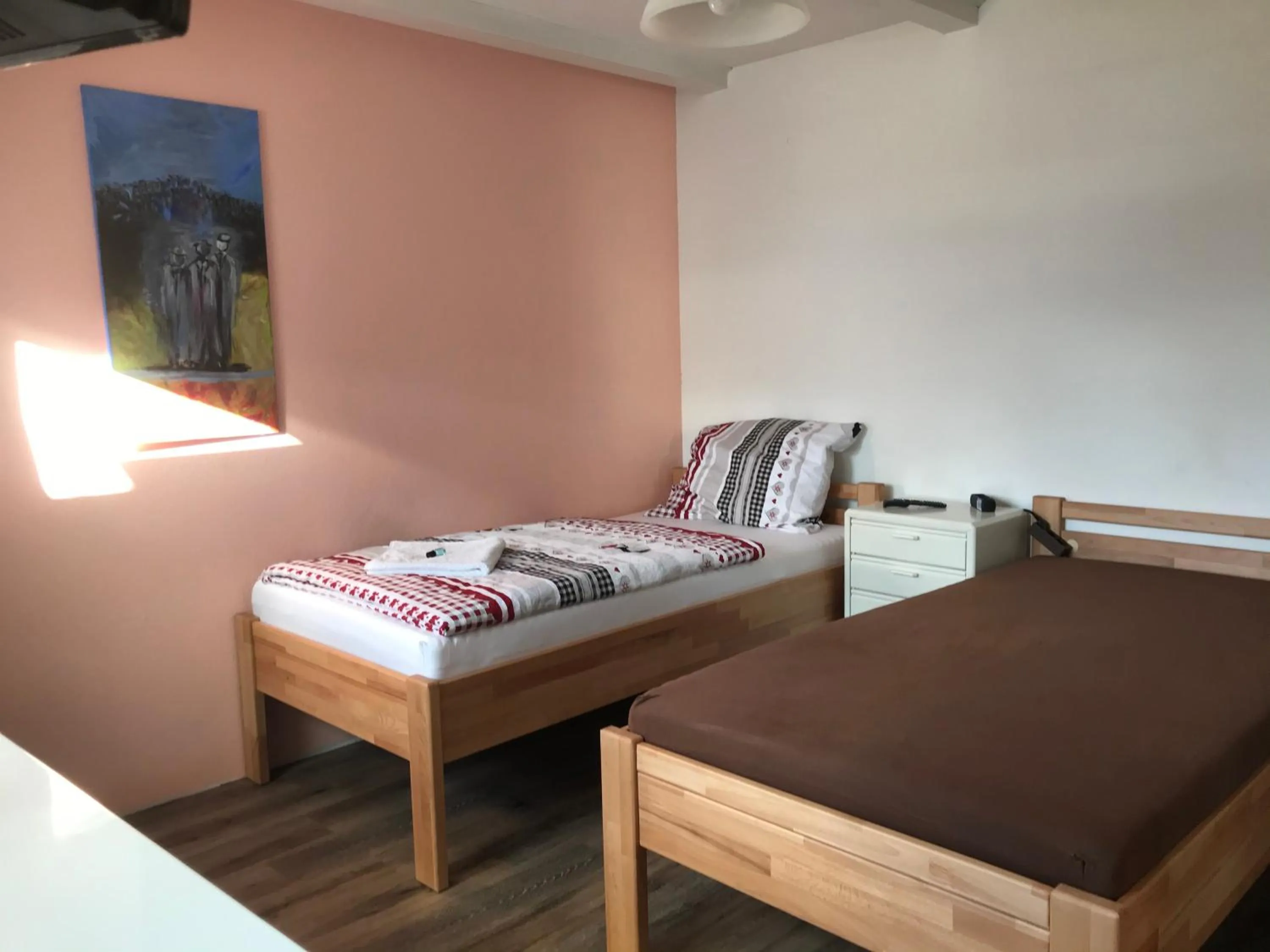 Photo of the whole room, Bed in Die Werkstatt