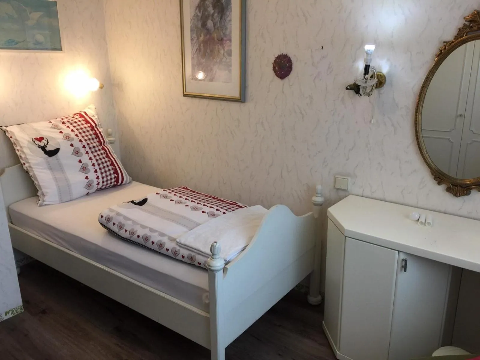 Photo of the whole room, Bed in Die Werkstatt