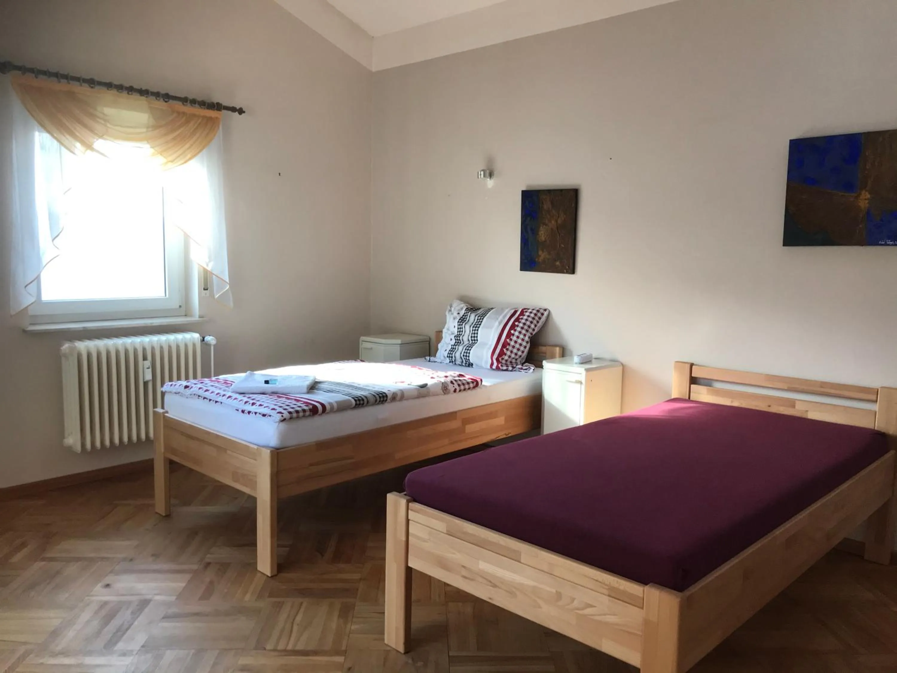 Photo of the whole room, Bed in Die Werkstatt