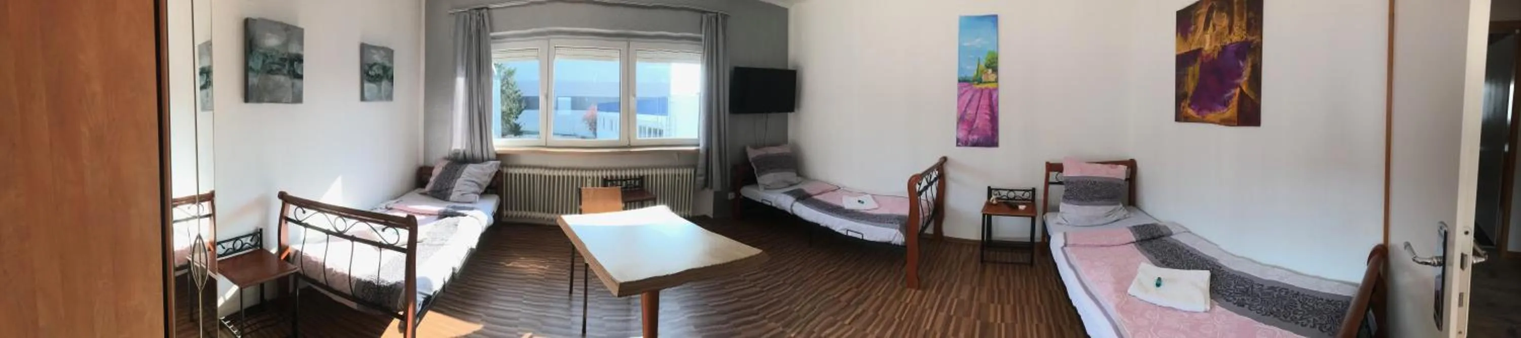 Photo of the whole room, Bed in Die Werkstatt