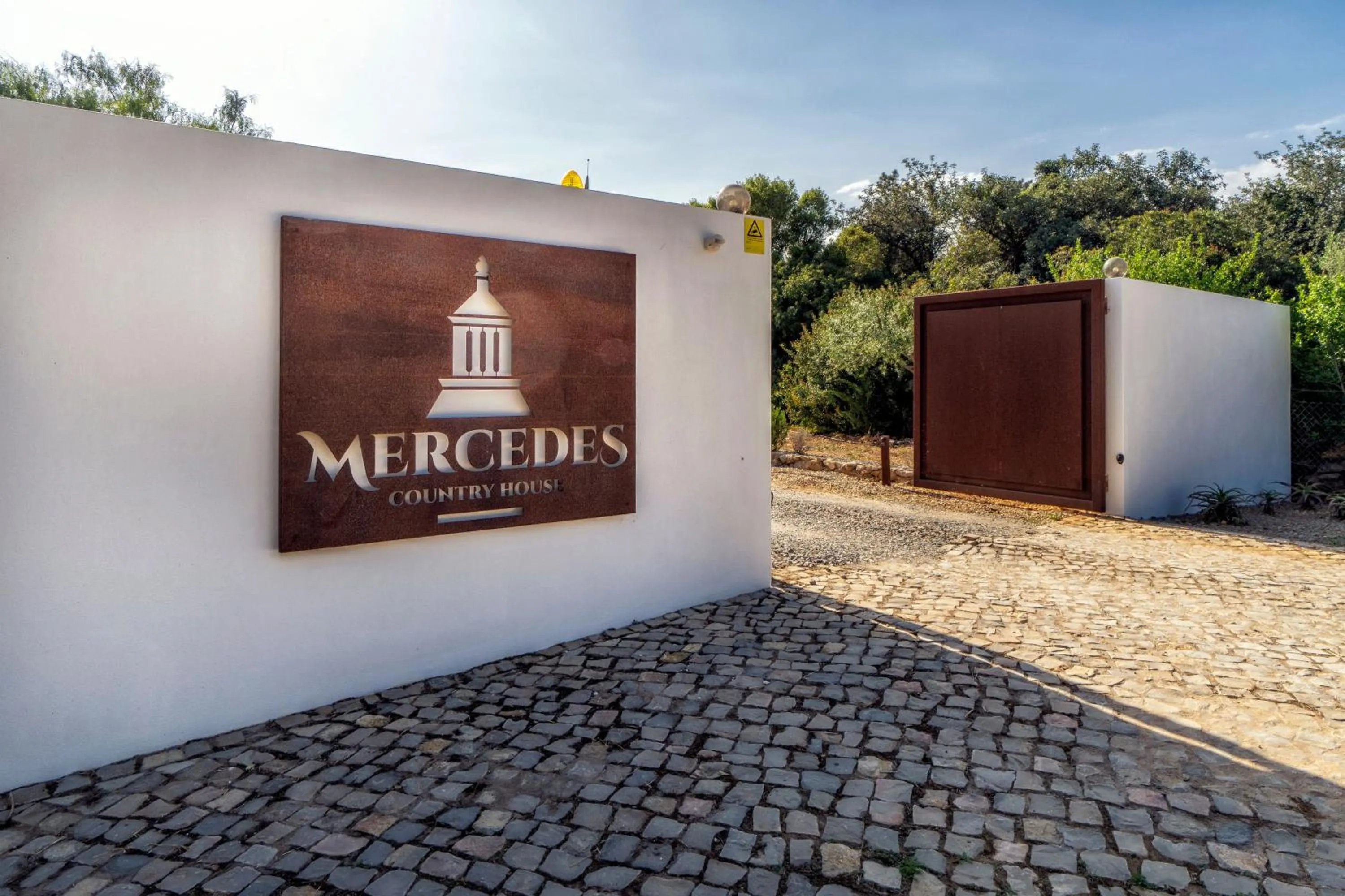 Facade/entrance in Mercedes Country House