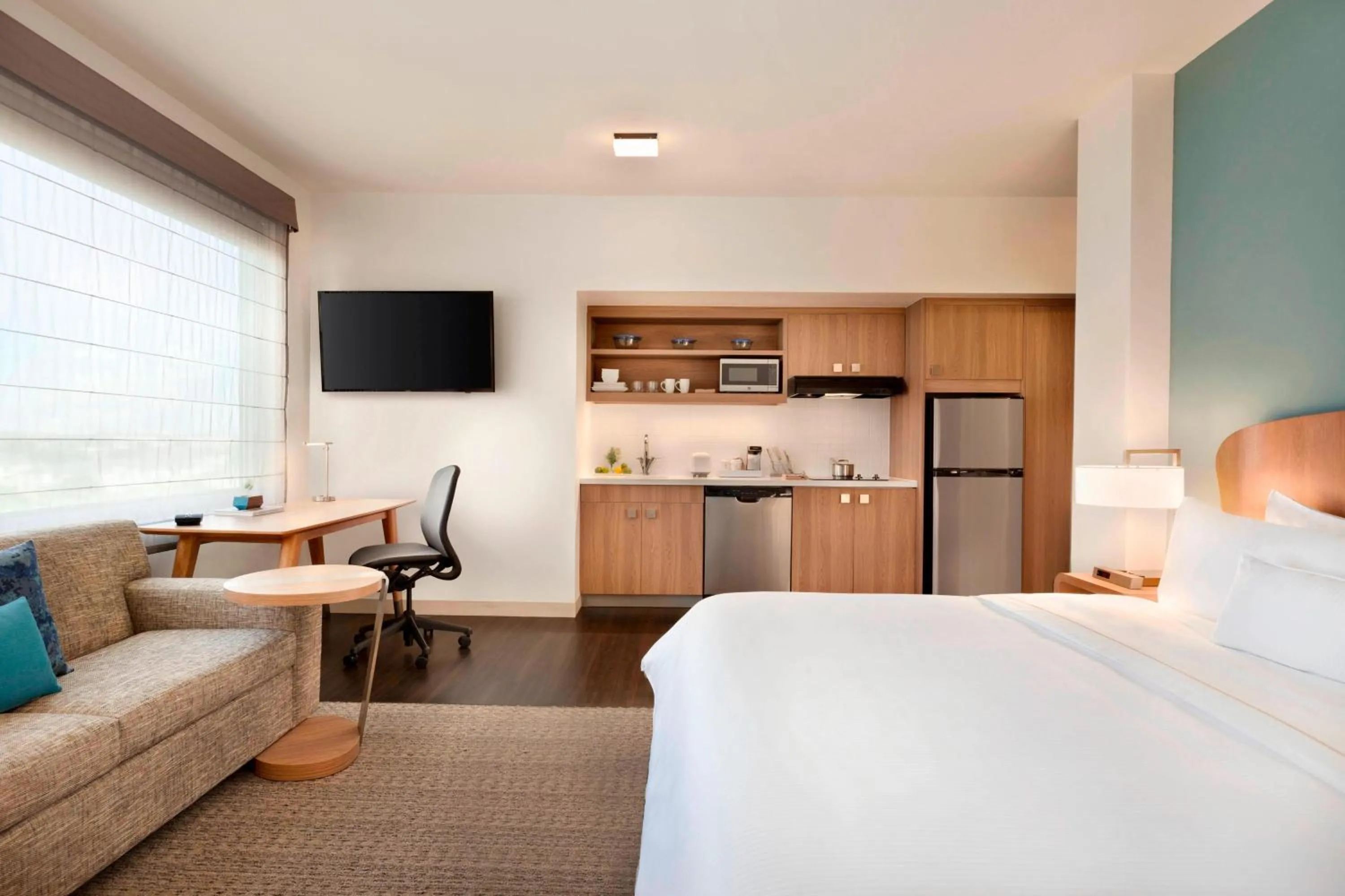 Photo of the whole room, Bed in Element Dallas Love Field