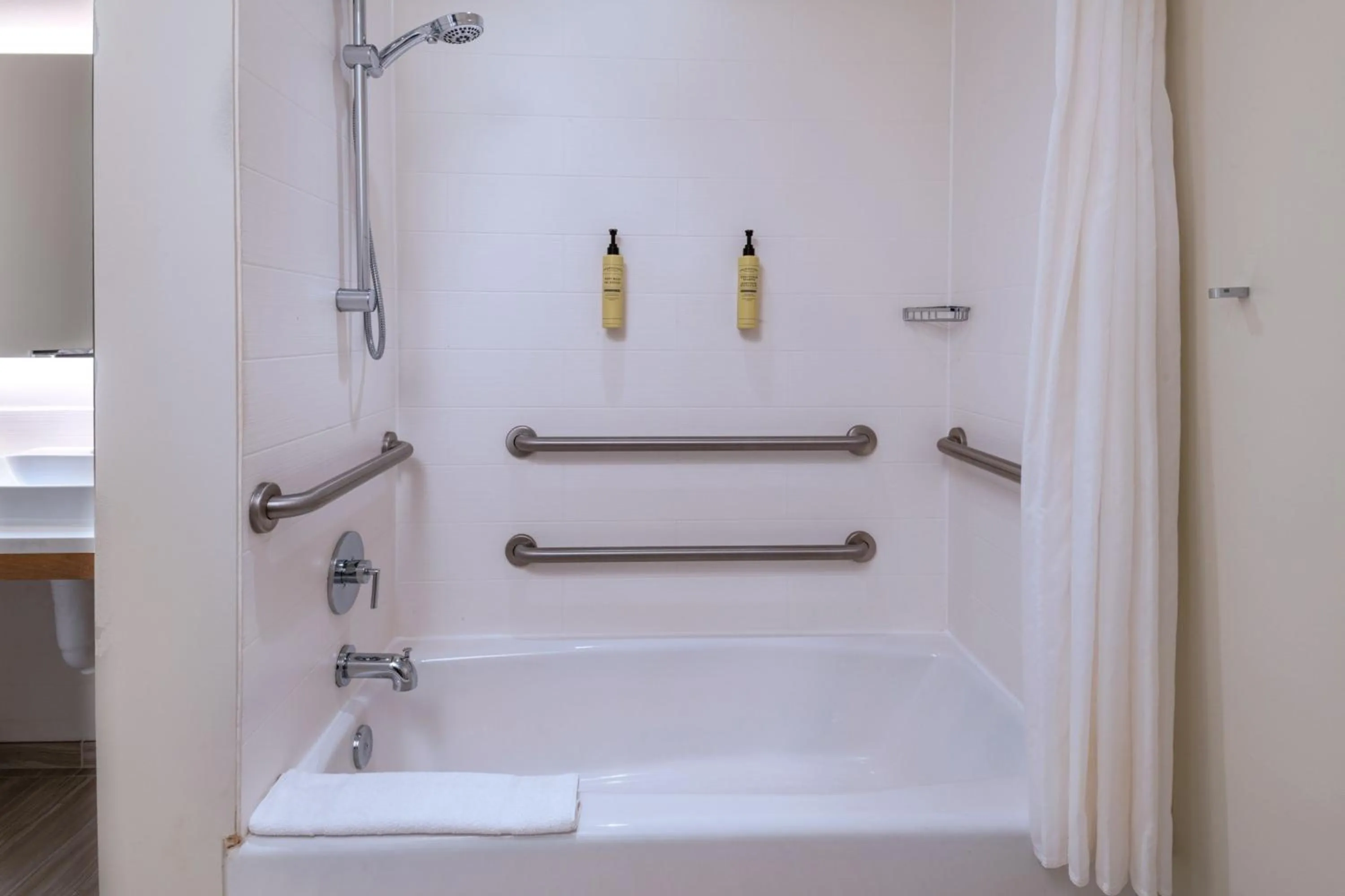 Photo of the whole room in Element Austin Downtown