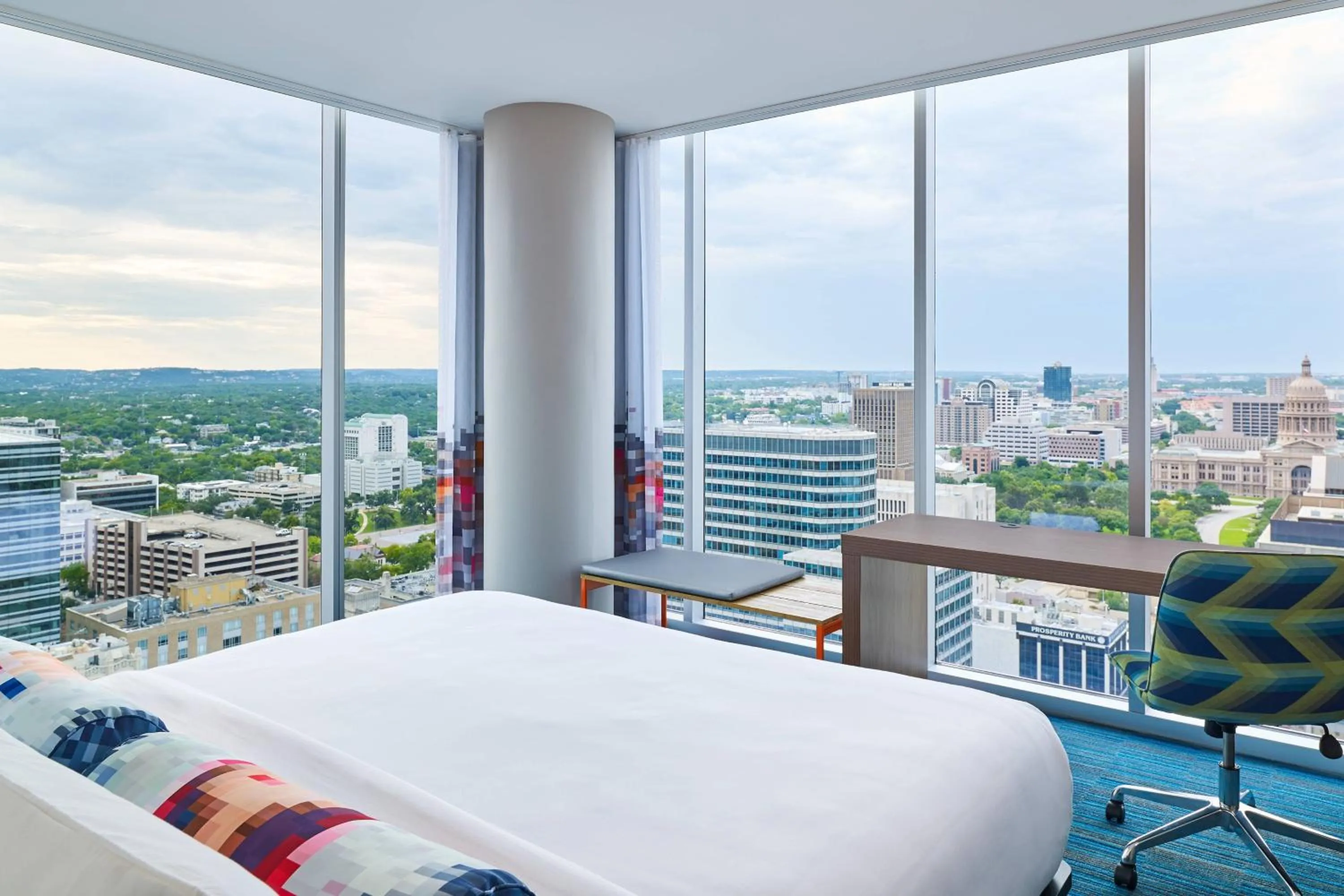 Photo of the whole room, Bed in Aloft Austin Downtown