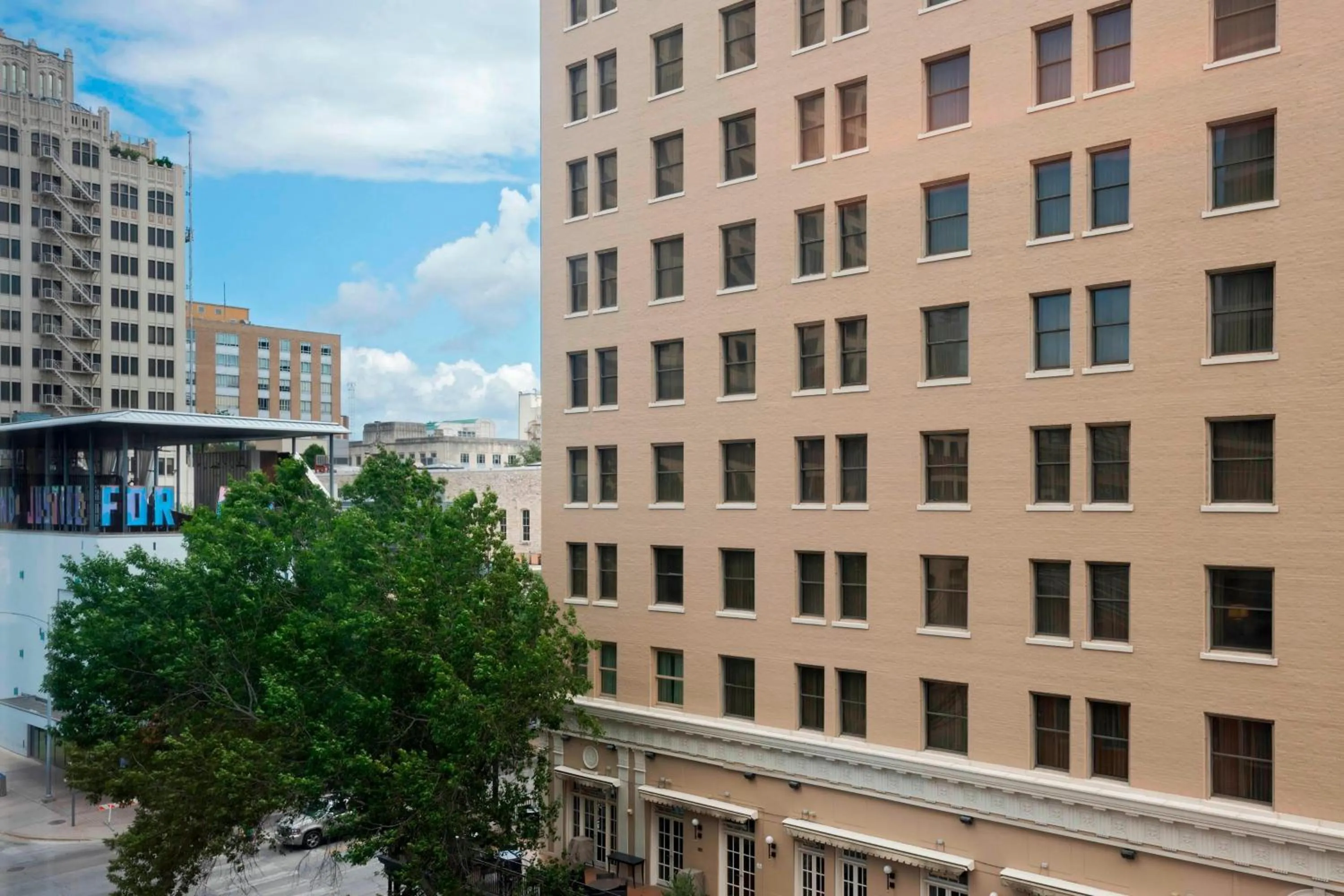 Photo of the whole room in Aloft Austin Downtown