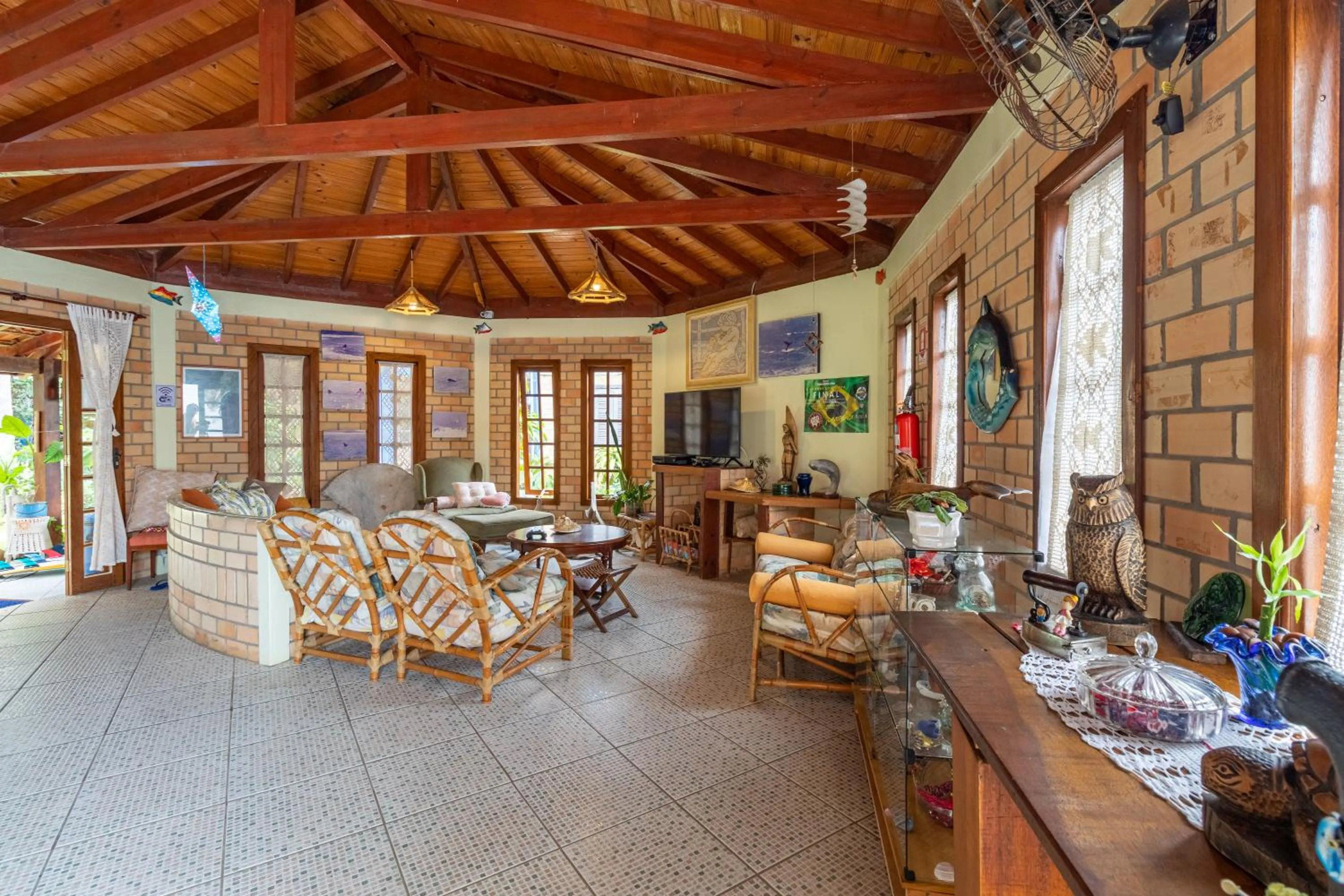 Communal lounge/ TV room in Pousada Baleia Franca