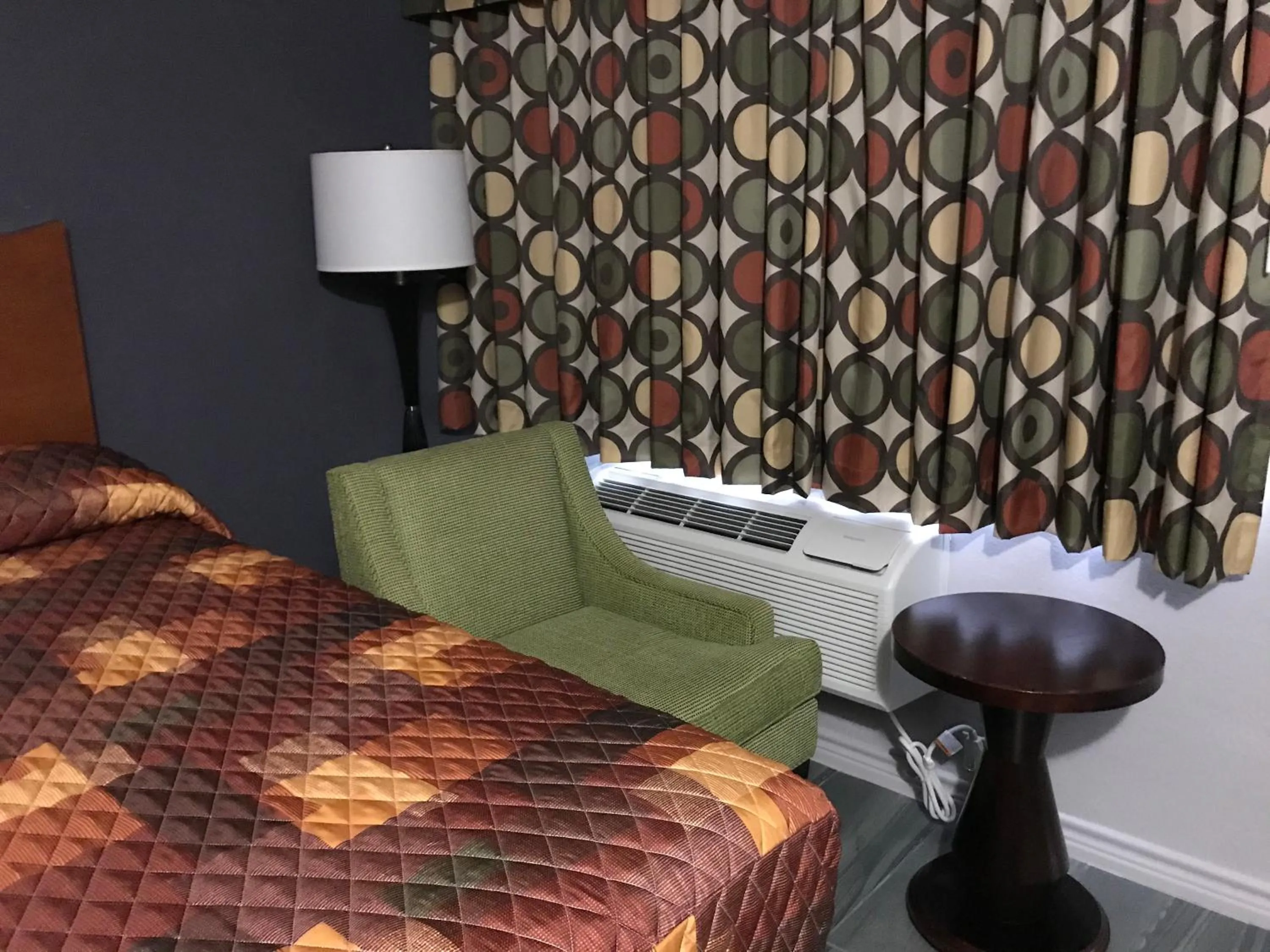 air conditioner, Bed in Budget Inn & Suites