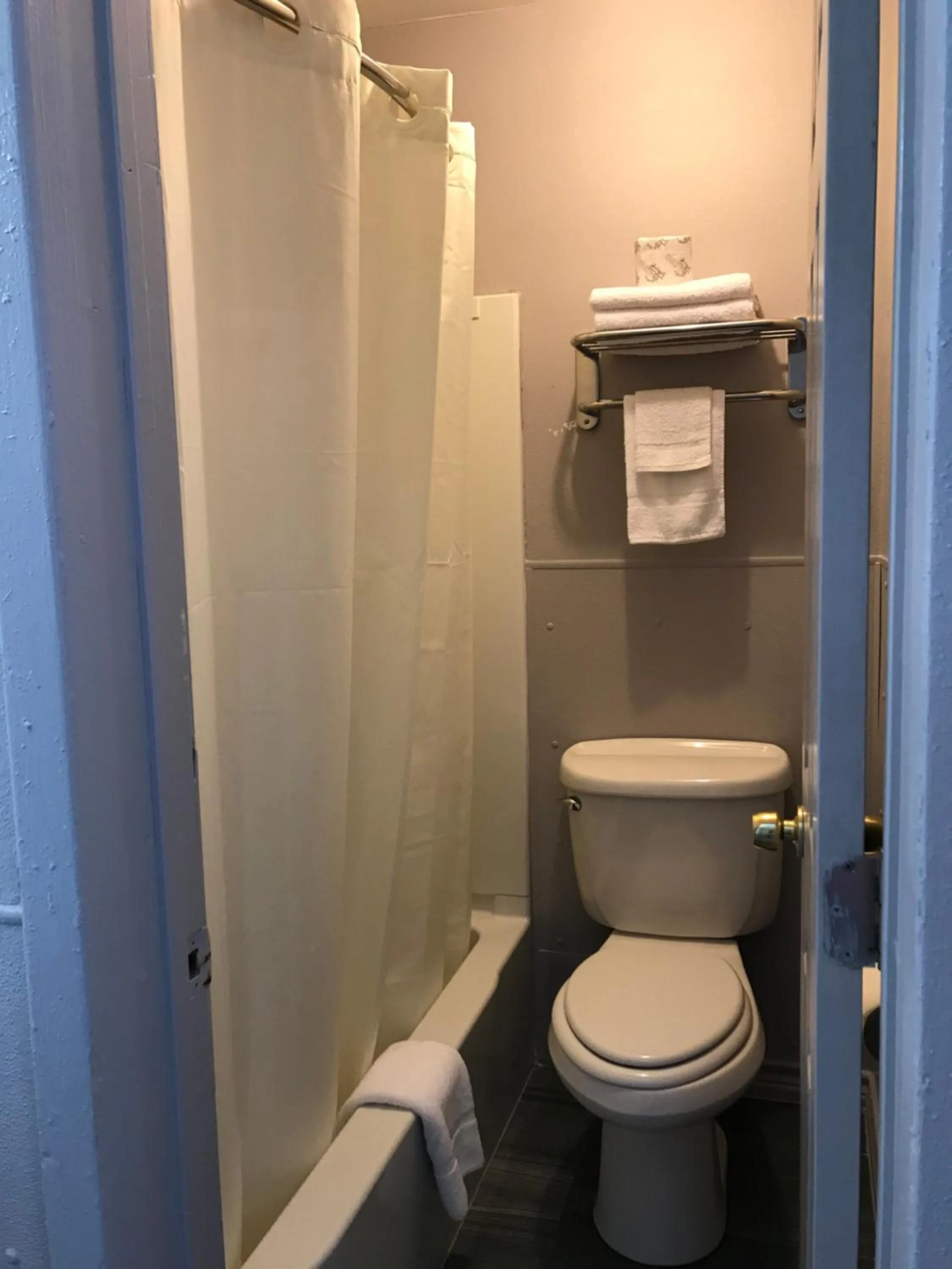 Bathroom in Budget Inn & Suites