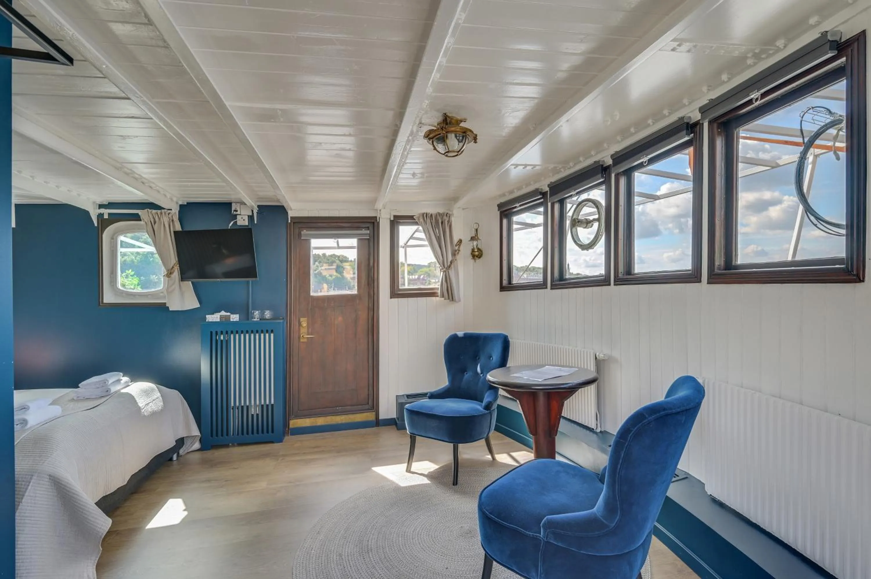 TV and multimedia, Bed in Mälardrottningen Yacht Hotel