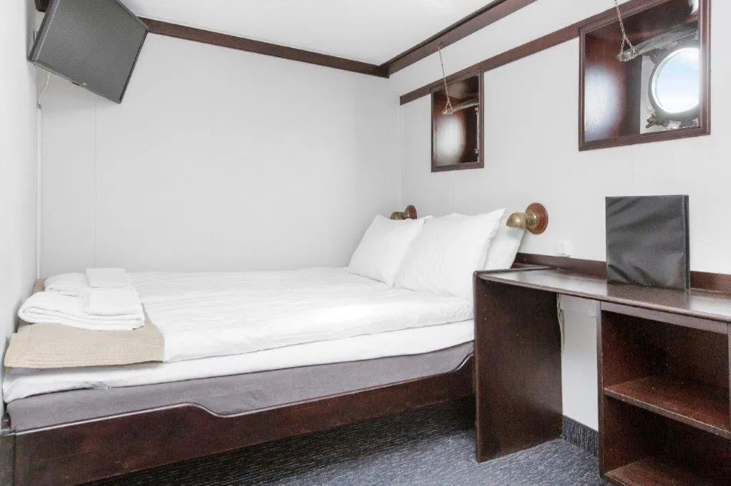 Bed in Mälardrottningen Yacht Hotel