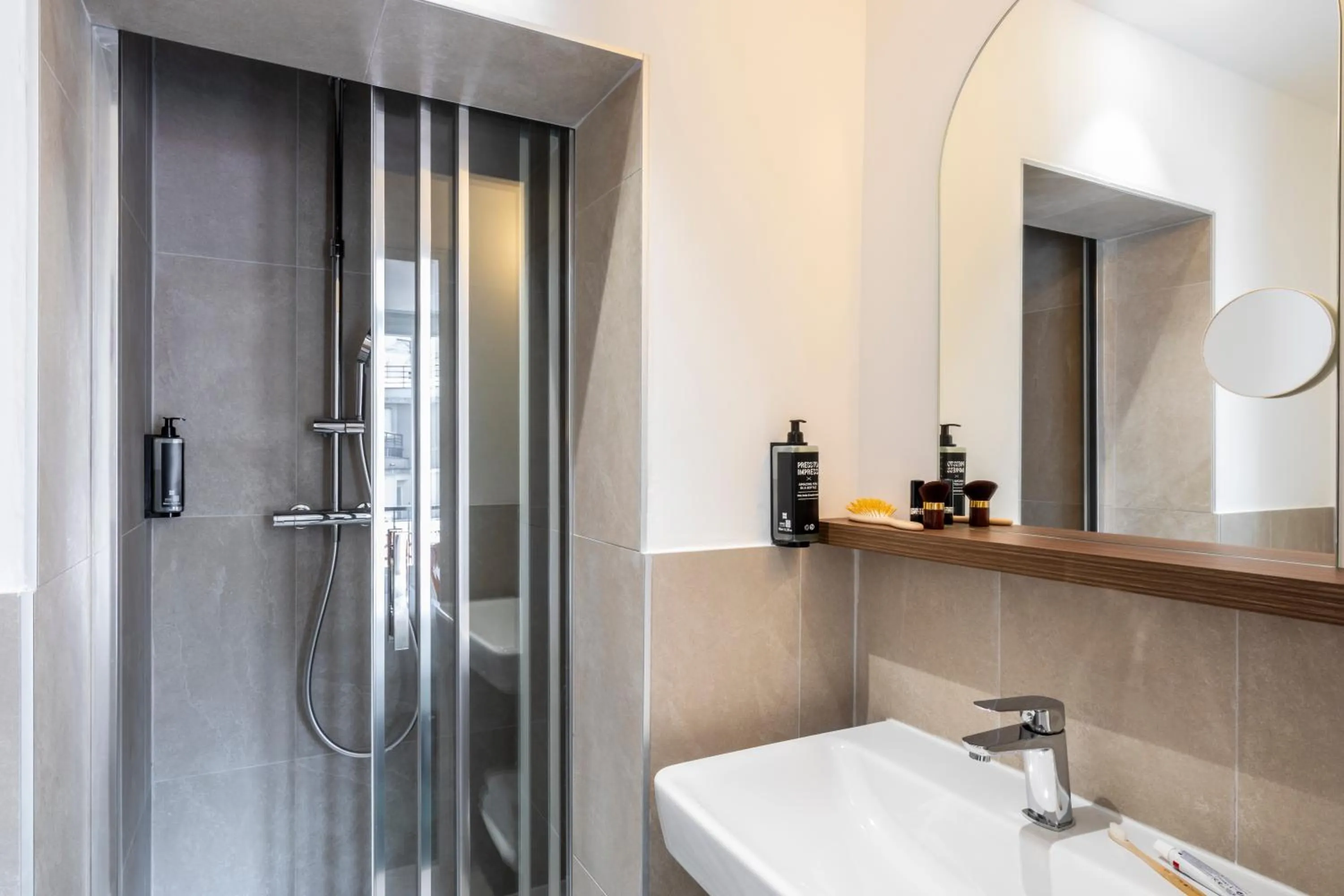 Bathroom in Ibis Styles Paris Jardin de la Villette - Rénové en 2025