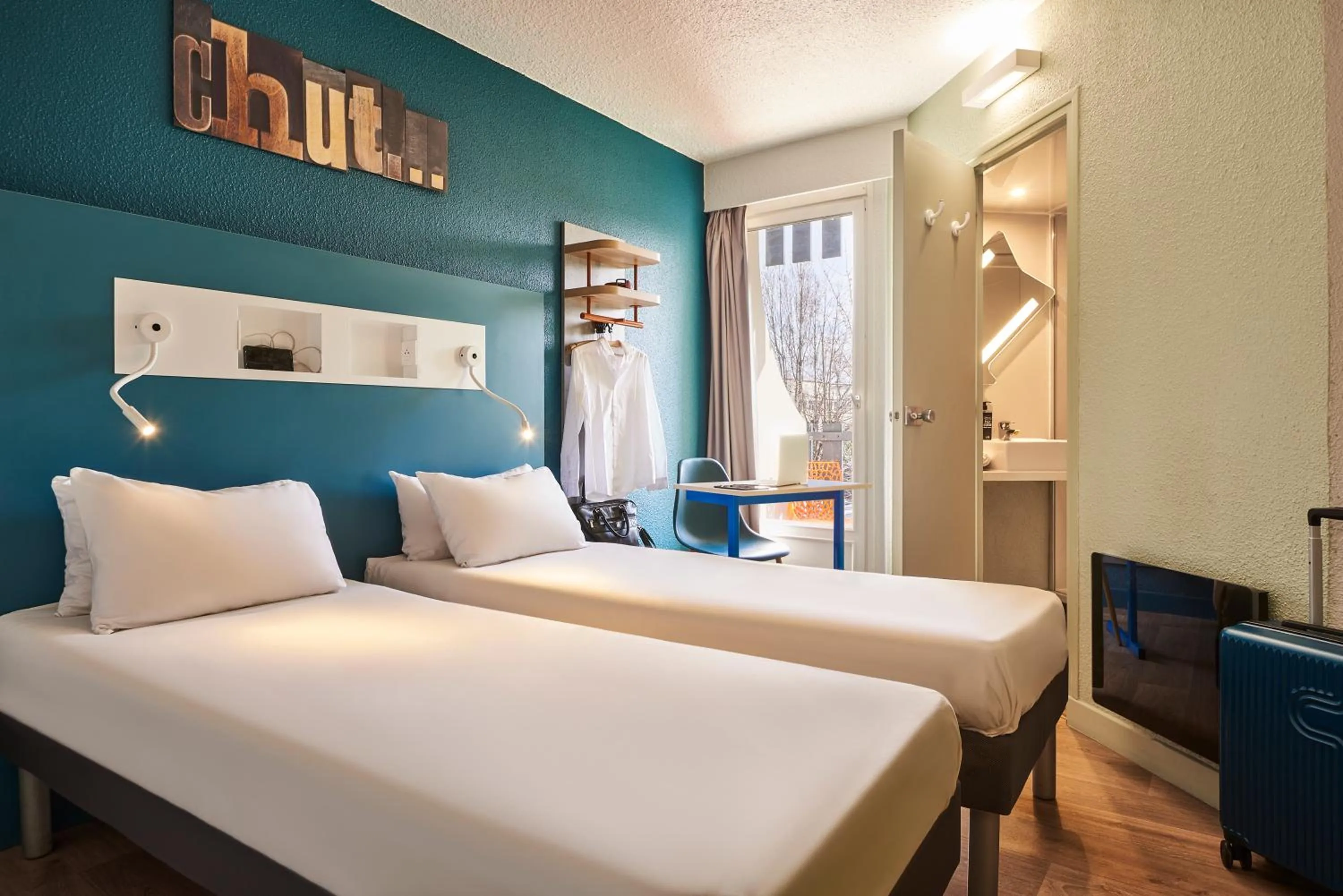 Property building, Bed in ibis budget Saint-Ouen-l'Aumône