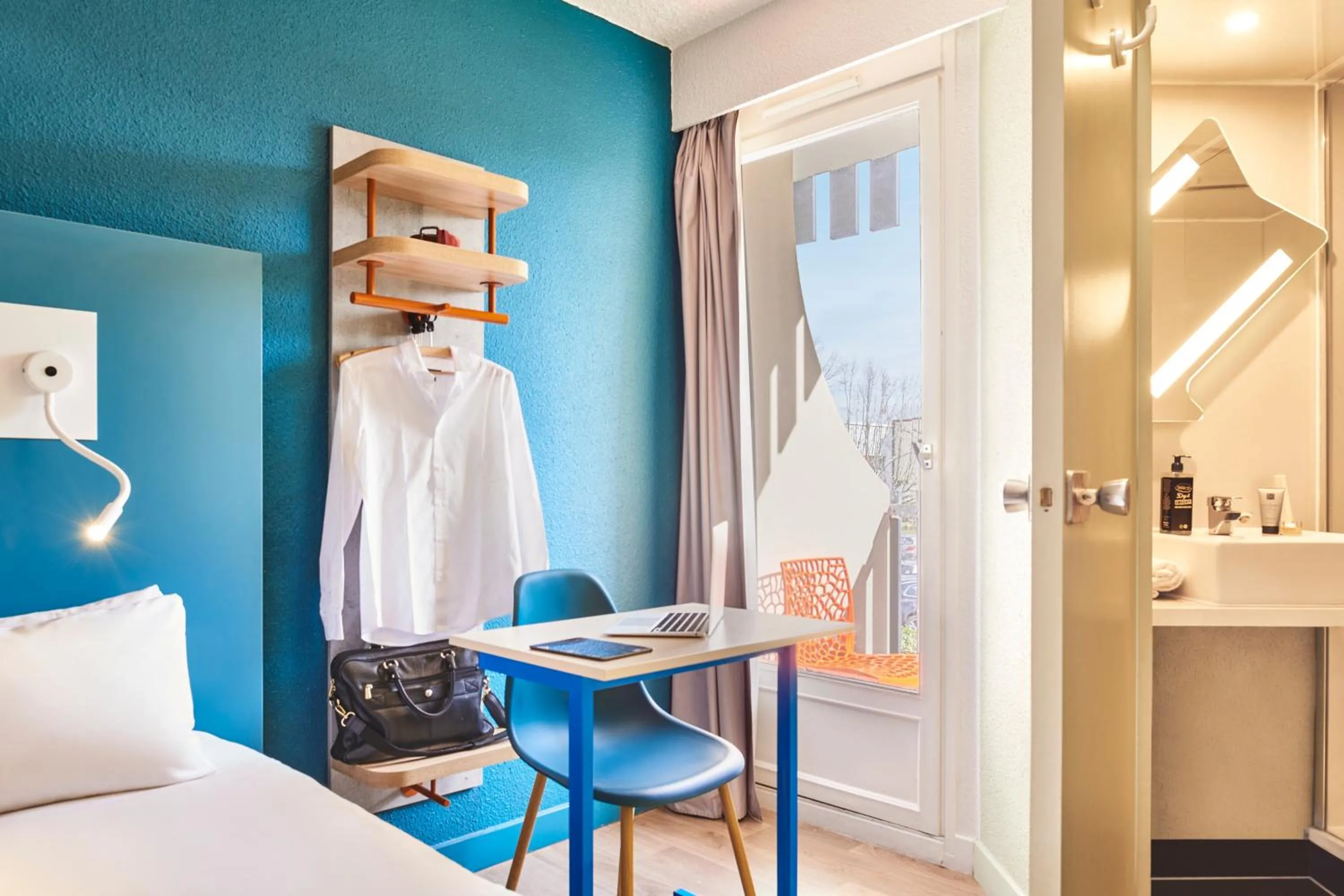 Property building, Bed in ibis budget Saint-Ouen-l'Aumône