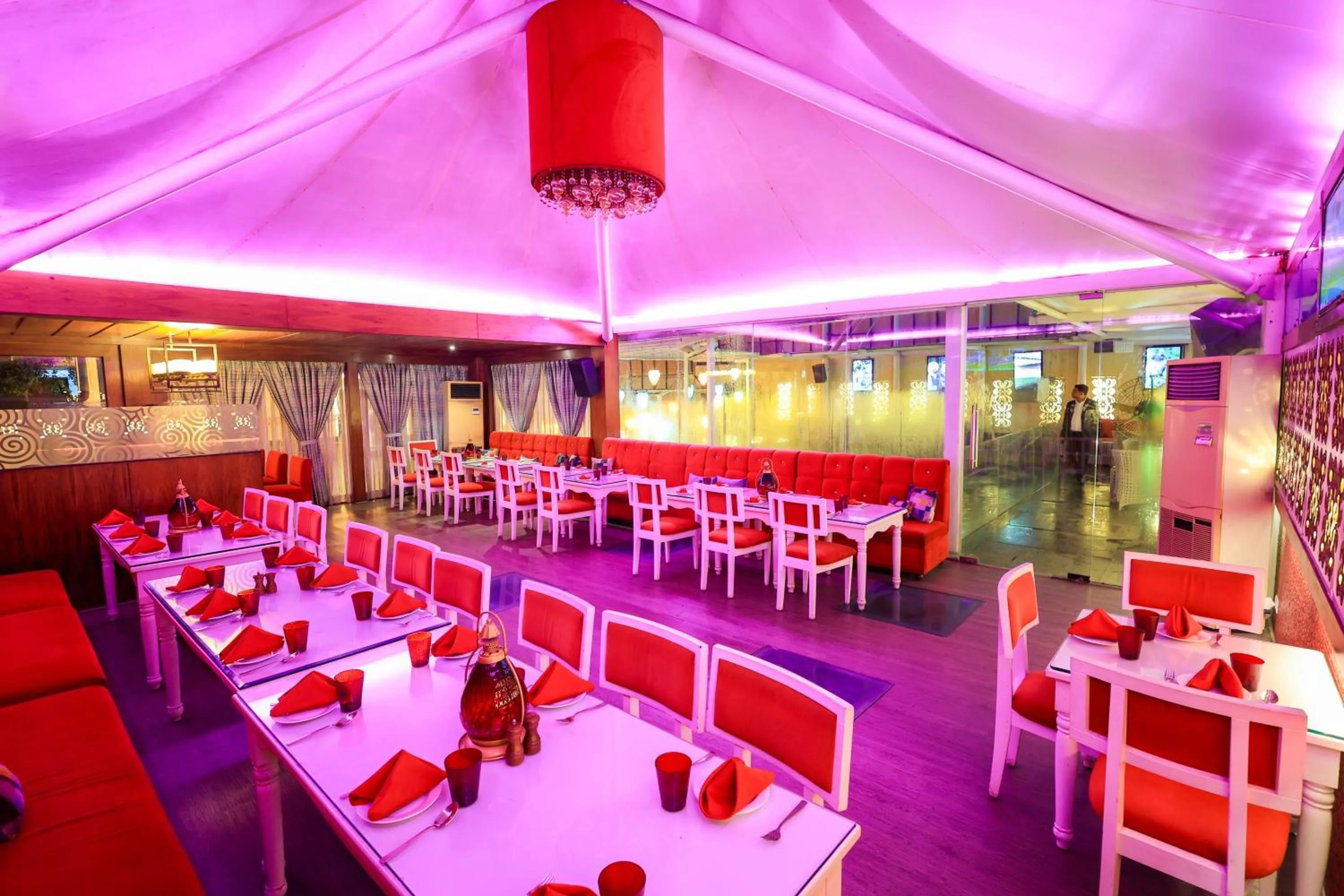 Restaurant/places to eat in Hotel Royal Cliff