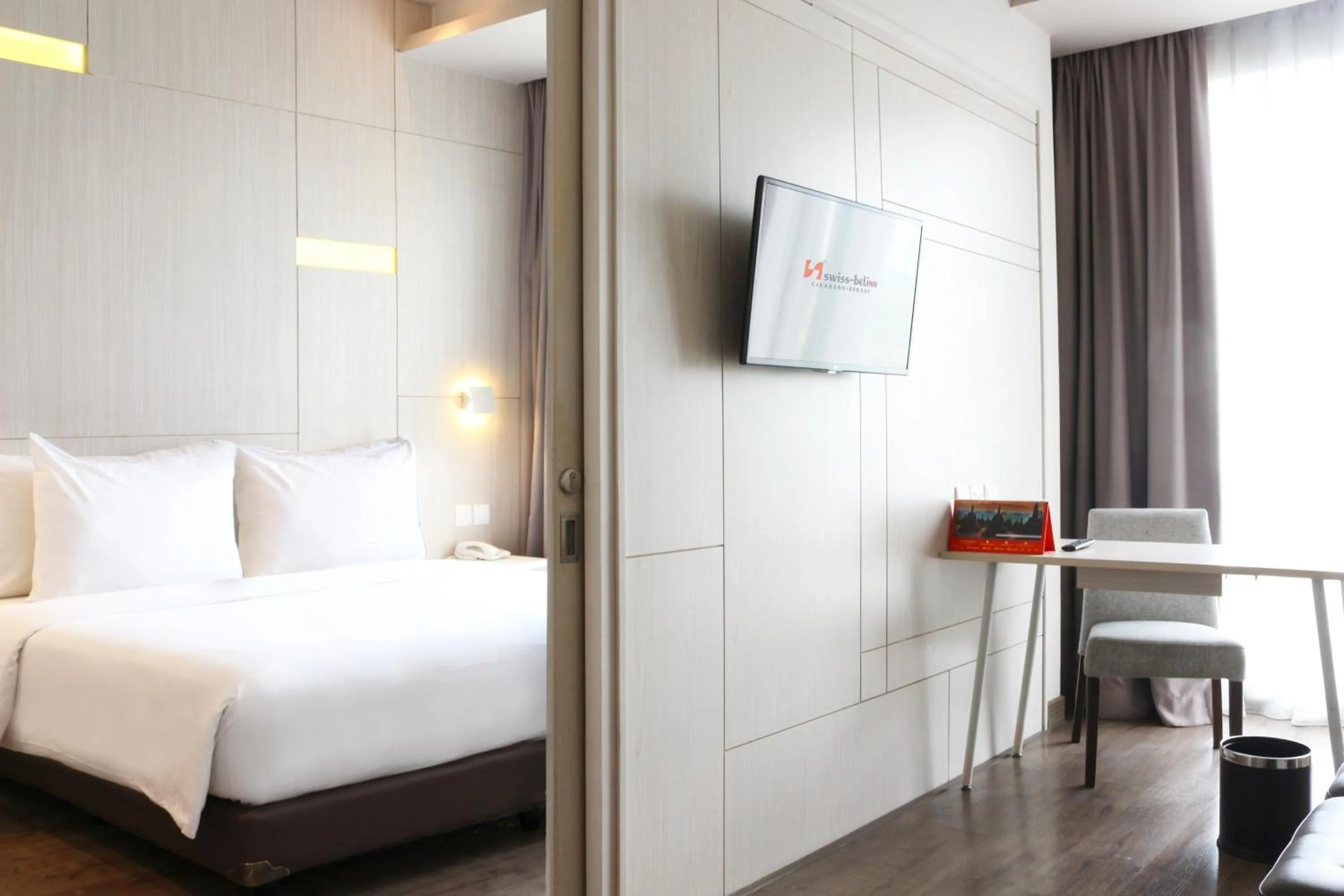 Photo of the whole room, Bed in Swiss-Belinn Cikarang