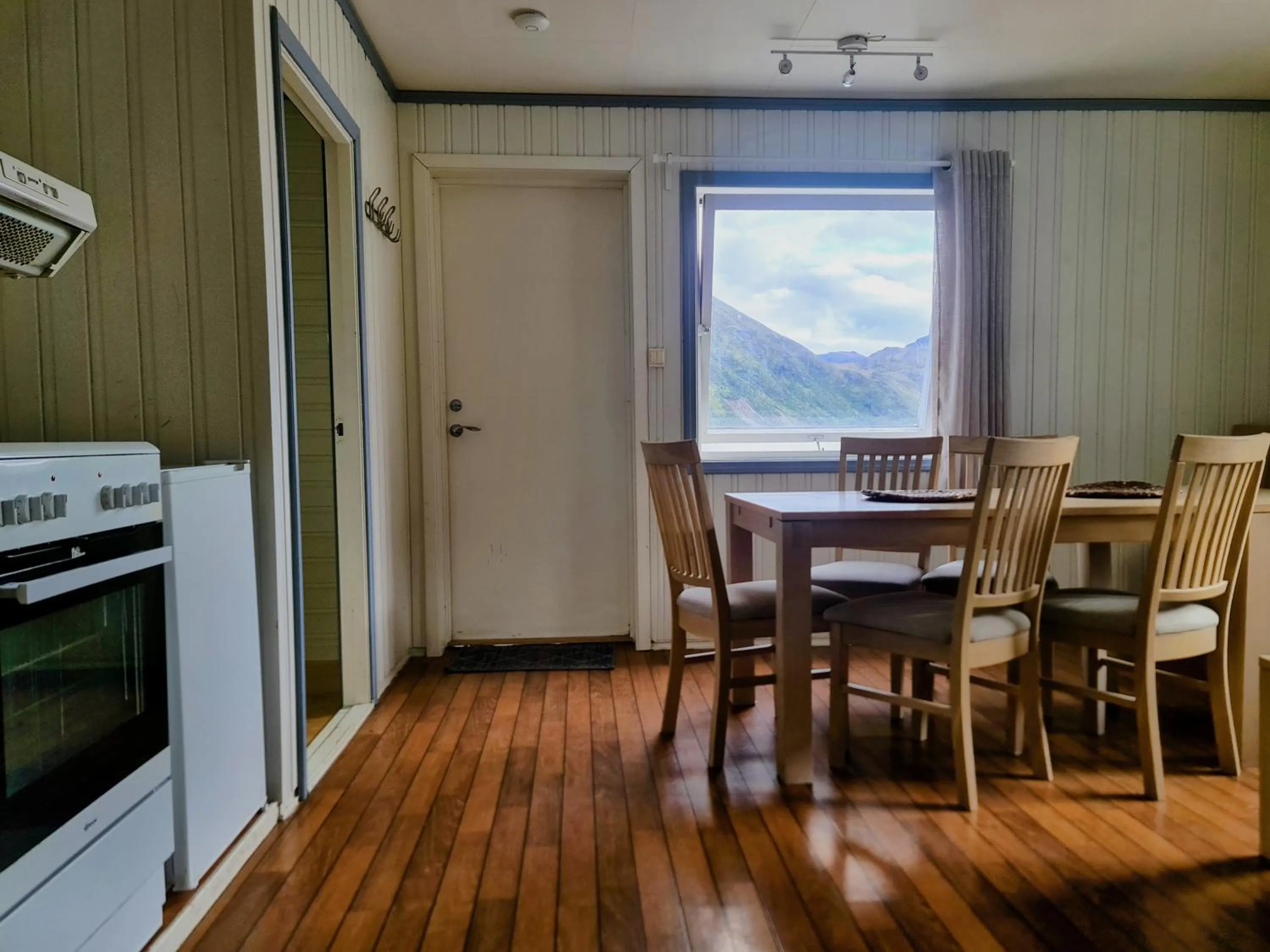 Kitchen or kitchenette in Lydersen Rorbuer Budget Hostel & Private Apartments