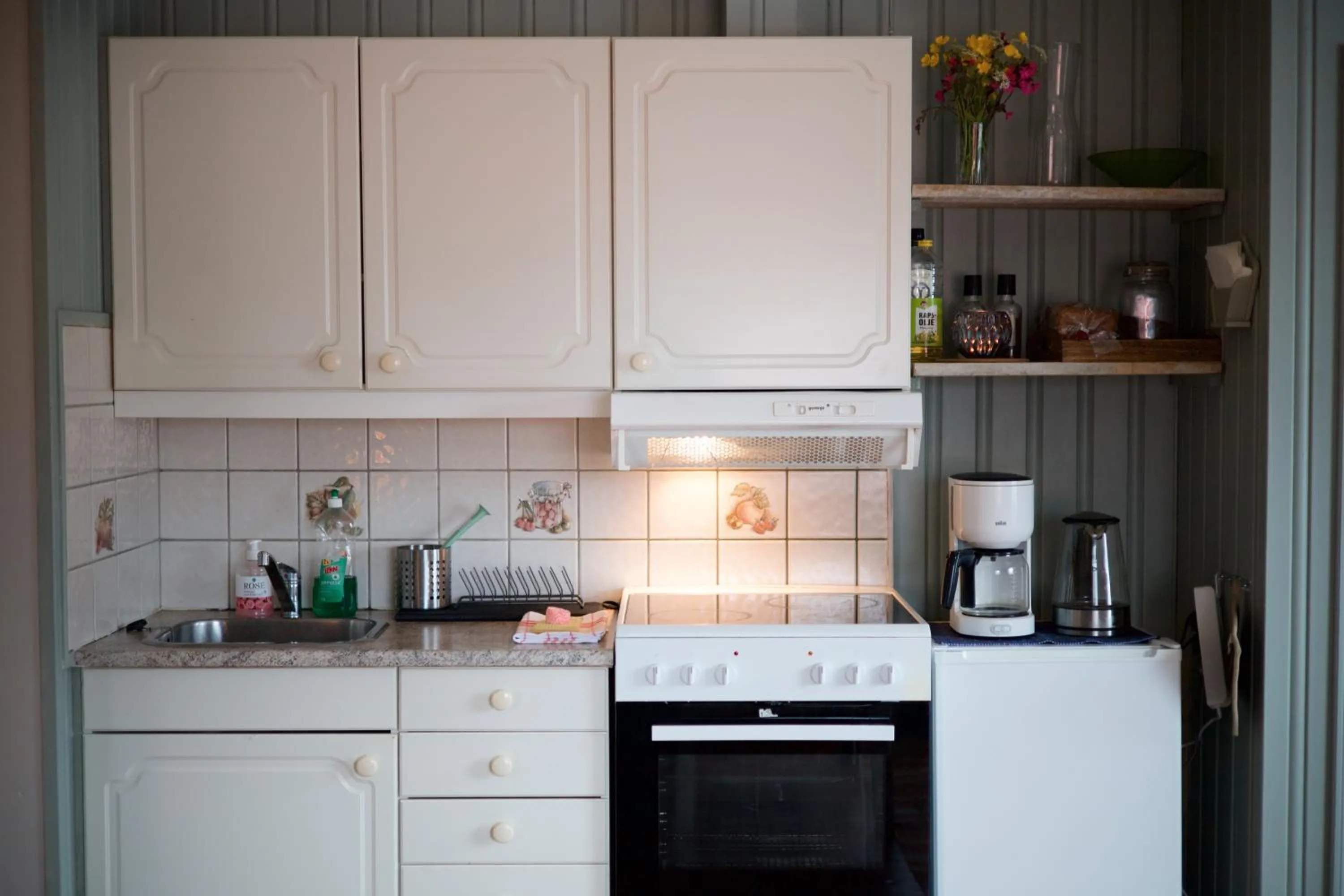Kitchen or kitchenette in Lydersen Rorbuer Budget Hostel & Private Apartments