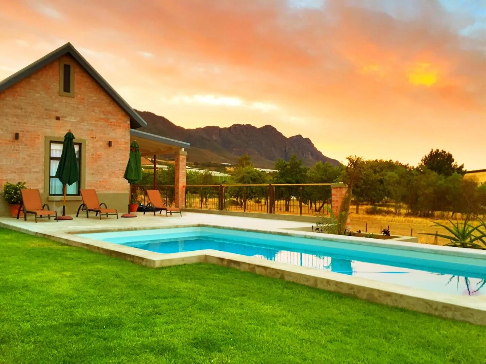 Swimming pool in Vineyard Views Country House