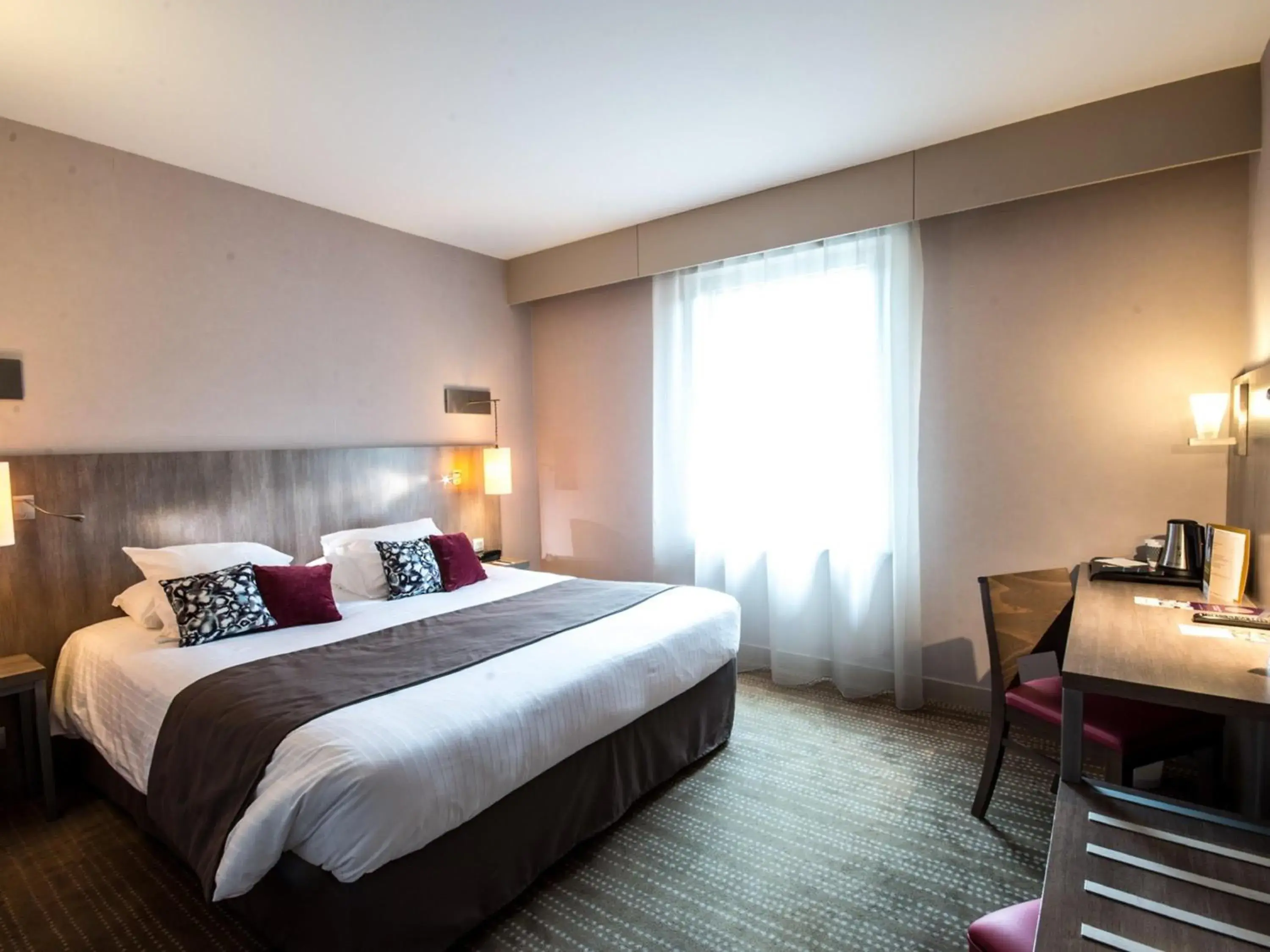 Classic Double Room in Mercure Dinan Port Le Jerzual Classic Double Room in Mercure Dinan Port Le Jerzual