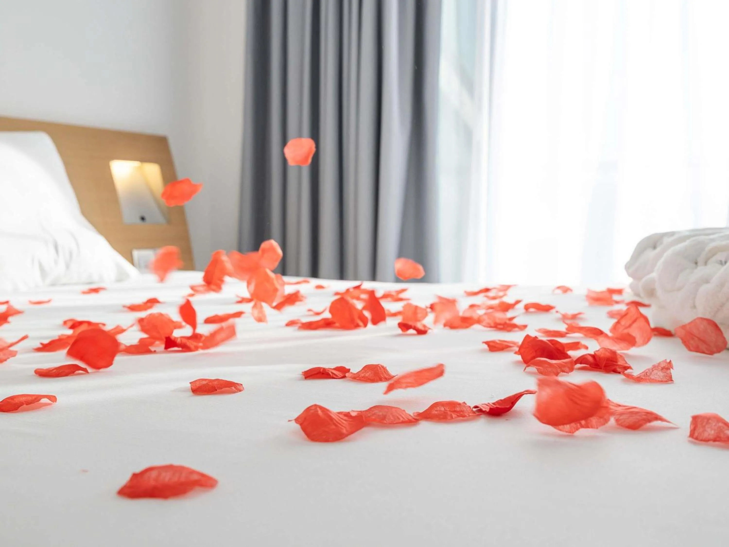 Bedroom, Bed in Novotel Cardiff Centre