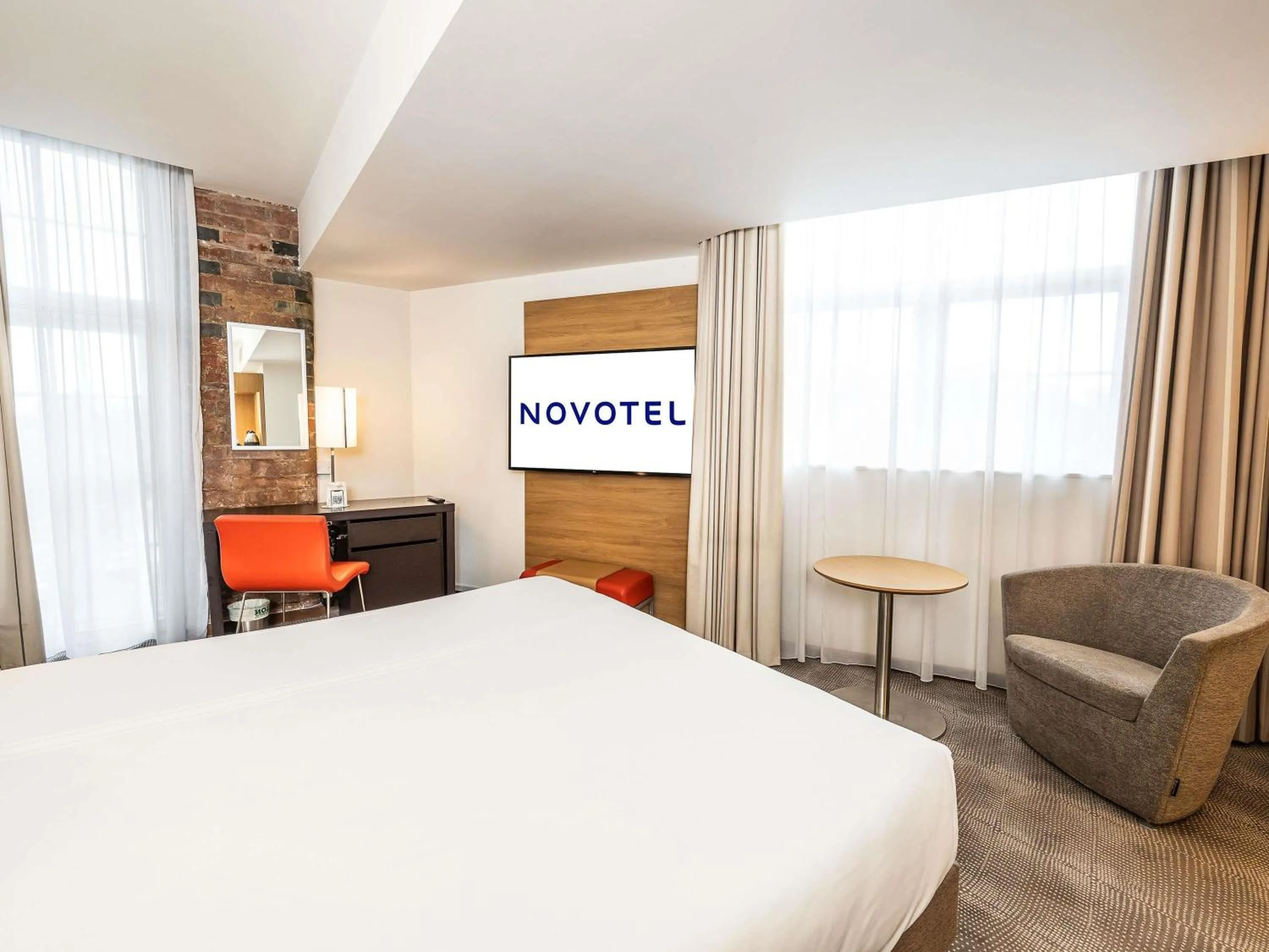 Property building, Bed in Novotel Cardiff Centre