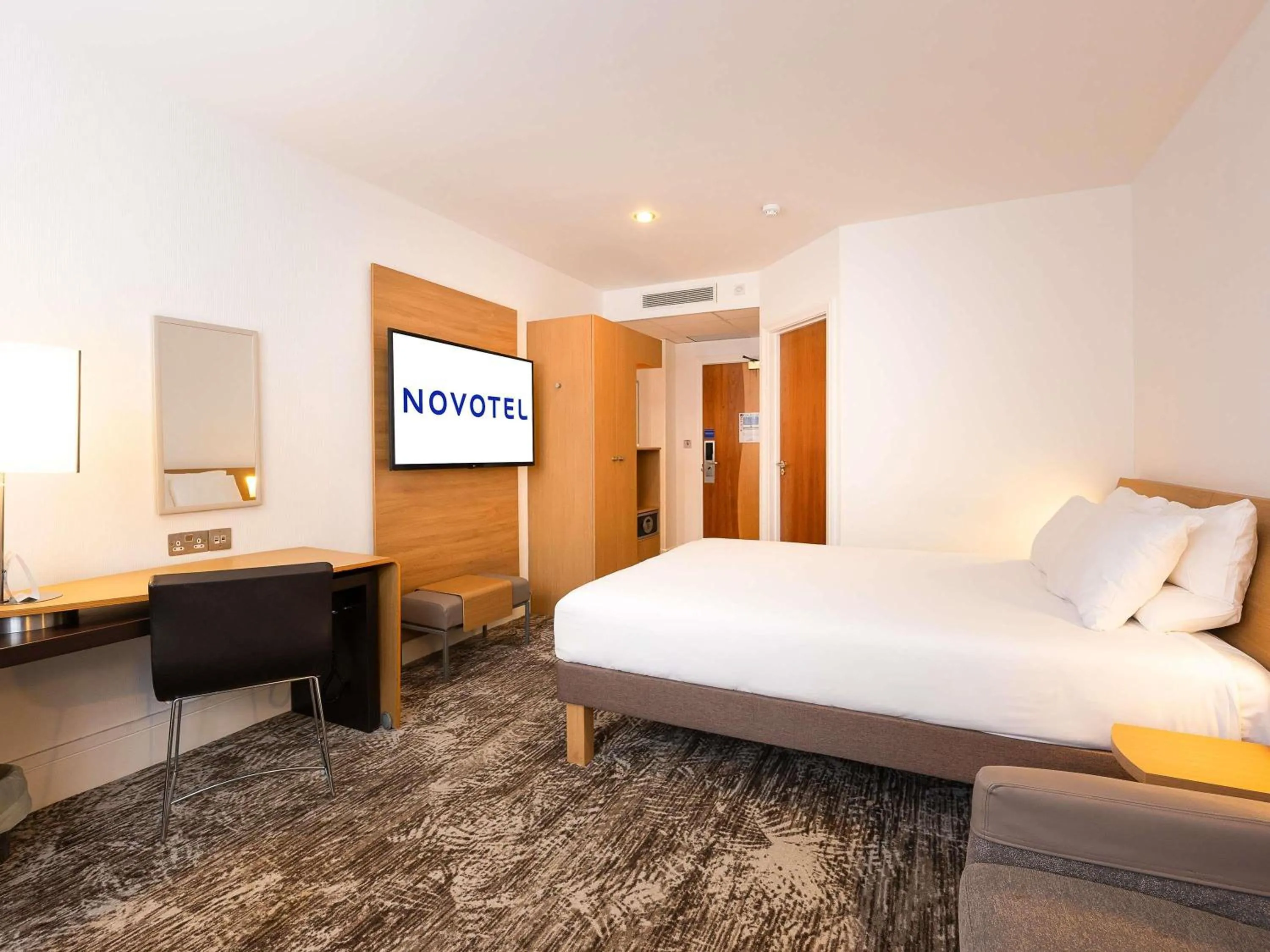 Bedroom, Bed in Novotel Cardiff Centre