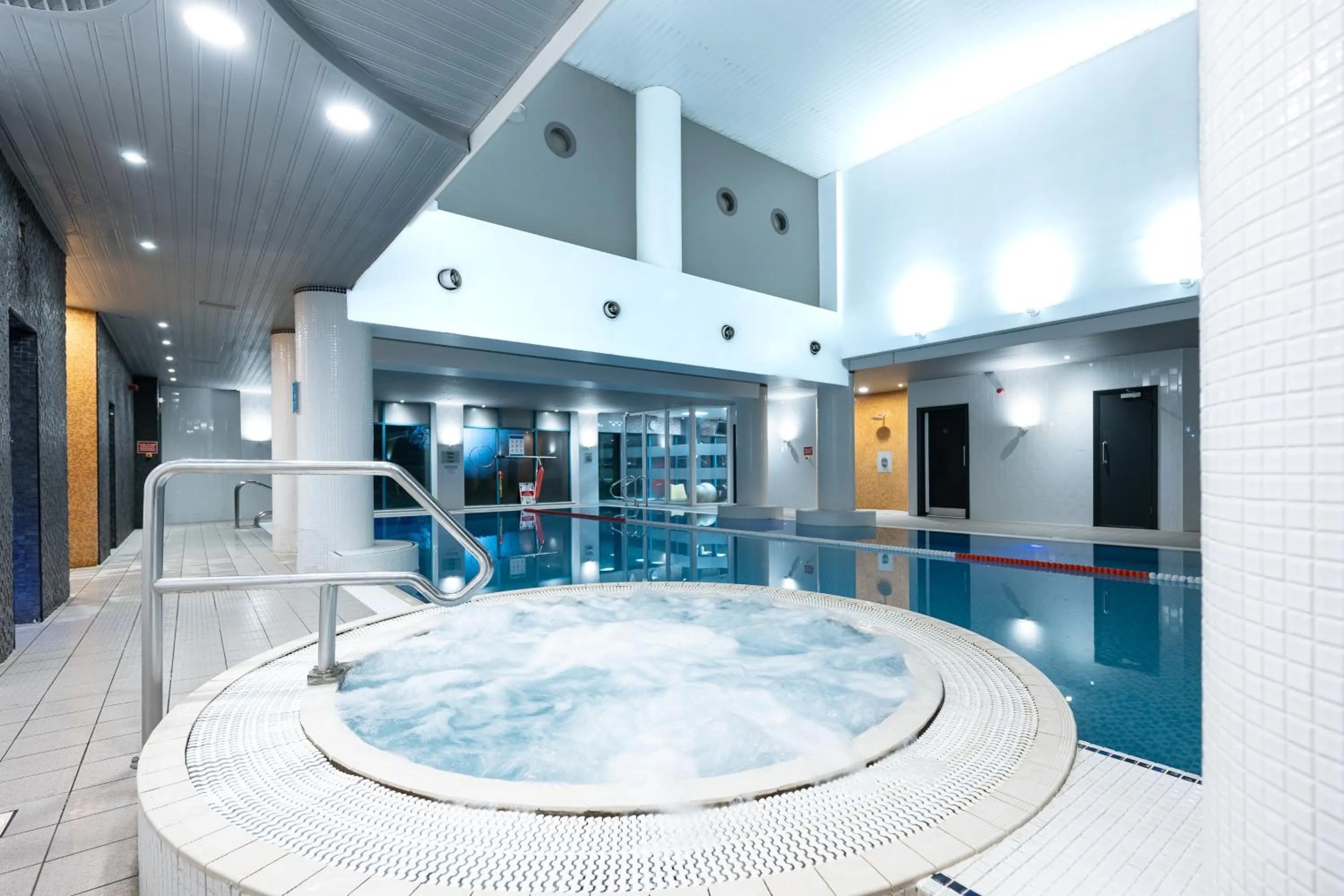 Swimming pool in Novotel Cardiff Centre