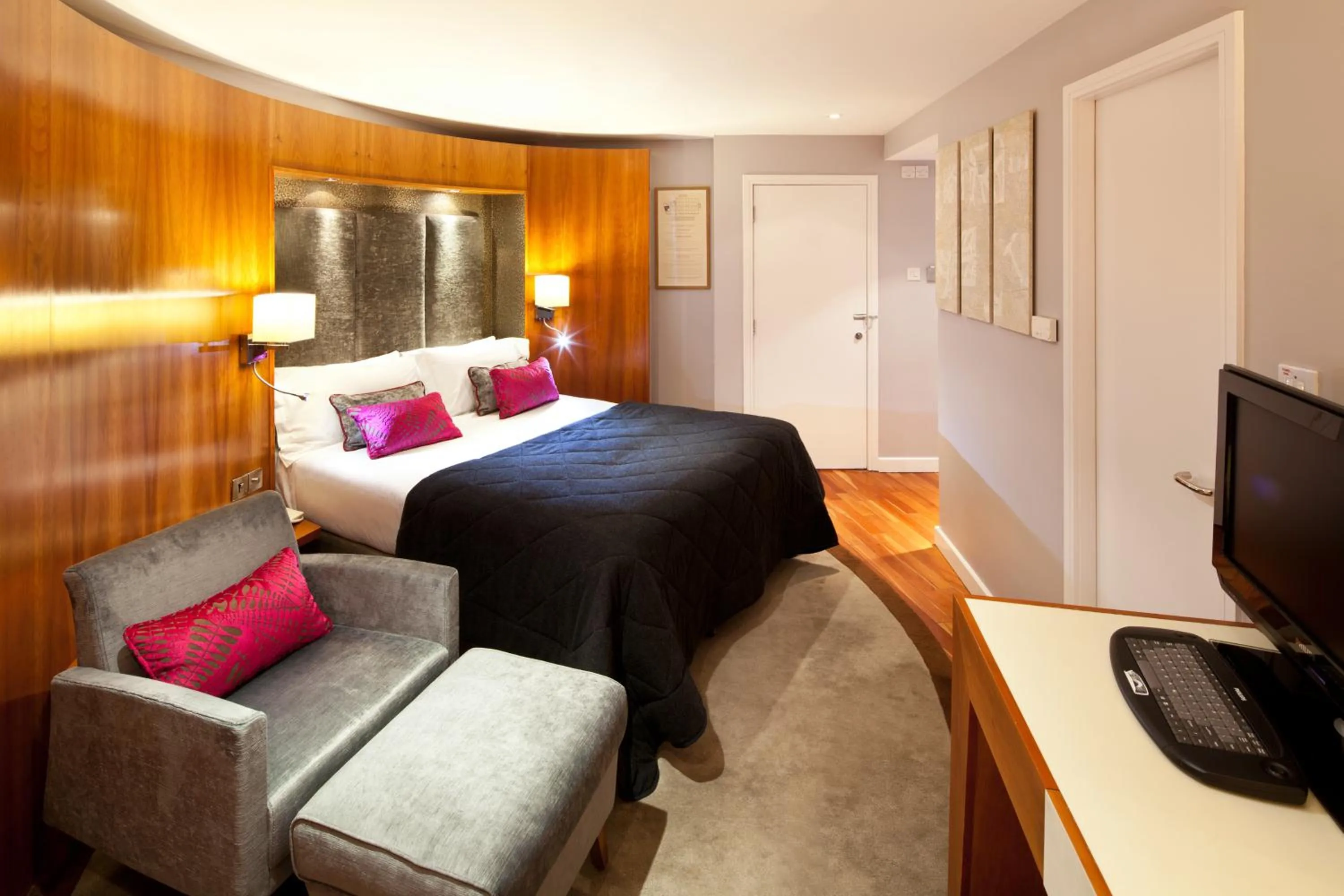 Photo of the whole room in Mercure Brigstow Bristol